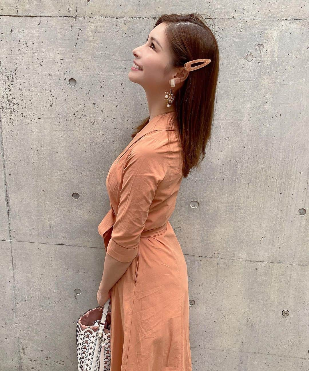 得あゆさんのインスタグラム写真 - (得あゆInstagram)「最近面白いドラマ教えてー？🧡🍊🧡🍊🧡 今あんまりハマっているのがなくて 新しくはまりたくて🥺💭🥺💭🥺💭 ・ ・ ・ ・ ・ ・ ・ ・ ・ ・ ・ ・ ・ ・ #libjoie#ロングワンピ#ワンピース#ワンピ#オレンジ#ガウン#お買い物#シンプル#シンプルコーデ#シンプルな暮らし#サンダル#イヤリング#夏服#夏#インスタ映え#カメラ女子#バレッタ#ホワイトコーデ#撮影#大人可愛い#大人カジュアル#カゴバッグ#shopping#gown#barrette#orange#summertime#onepiece#sandal#simplefashion」6月26日 20時28分 - tokuayu819