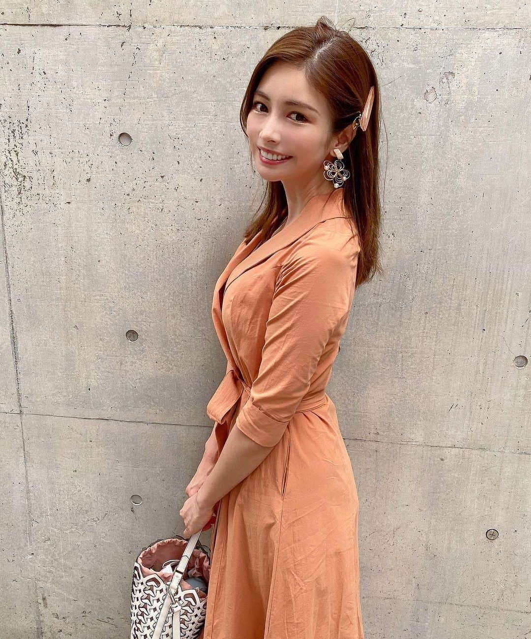 得あゆさんのインスタグラム写真 - (得あゆInstagram)「最近面白いドラマ教えてー？🧡🍊🧡🍊🧡 今あんまりハマっているのがなくて 新しくはまりたくて🥺💭🥺💭🥺💭 ・ ・ ・ ・ ・ ・ ・ ・ ・ ・ ・ ・ ・ ・ #libjoie#ロングワンピ#ワンピース#ワンピ#オレンジ#ガウン#お買い物#シンプル#シンプルコーデ#シンプルな暮らし#サンダル#イヤリング#夏服#夏#インスタ映え#カメラ女子#バレッタ#ホワイトコーデ#撮影#大人可愛い#大人カジュアル#カゴバッグ#shopping#gown#barrette#orange#summertime#onepiece#sandal#simplefashion」6月26日 20時28分 - tokuayu819