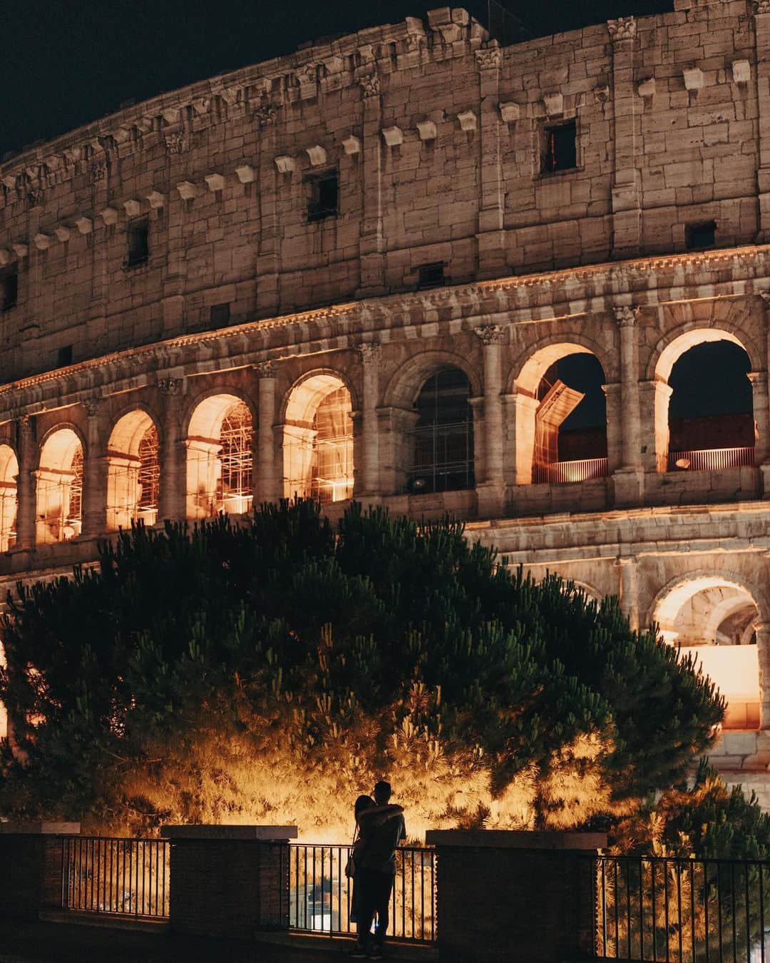 Putri Anindyaのインスタグラム：「romance in Roma // ⁣⁣ ⁣⁣ Colosseum by night has a different mood than day. The sun is gone and the artificial lights changed this 1950 years old building into some kind of ethereal beauty. It was hauntingly quiet and the one who passed by will be captivated by the atmosphere. Just like the couple here ✨」