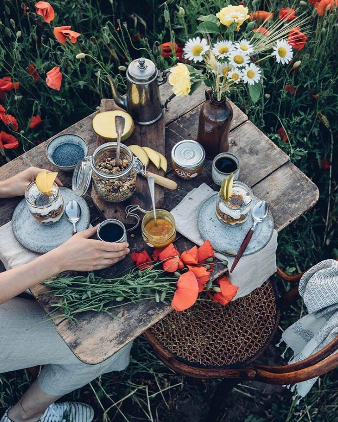 Our Food Storiesさんのインスタグラム写真 - (Our Food StoriesInstagram)「Love to see all the beautiful poppy fields in the countryside right now ✨ Get the recipe for our favorite gluten-free poppyseed granola on the blog, link is in profile 🥰 #ourfoodstories_countryside  ____ #glutenfreebaking #glutenfreerecipes #glutenfreebreakfast #glutenfri #glutenfrei #poppyflower #poppyfield #mohnblume #countrysidelife #countrysideliving #momentslikethis #fellowmag #simplejoys #foodstylist #foodphotographer #germanfoodblogger #gatheringslikethese #morningslikethese」6月26日 20時32分 - _foodstories_