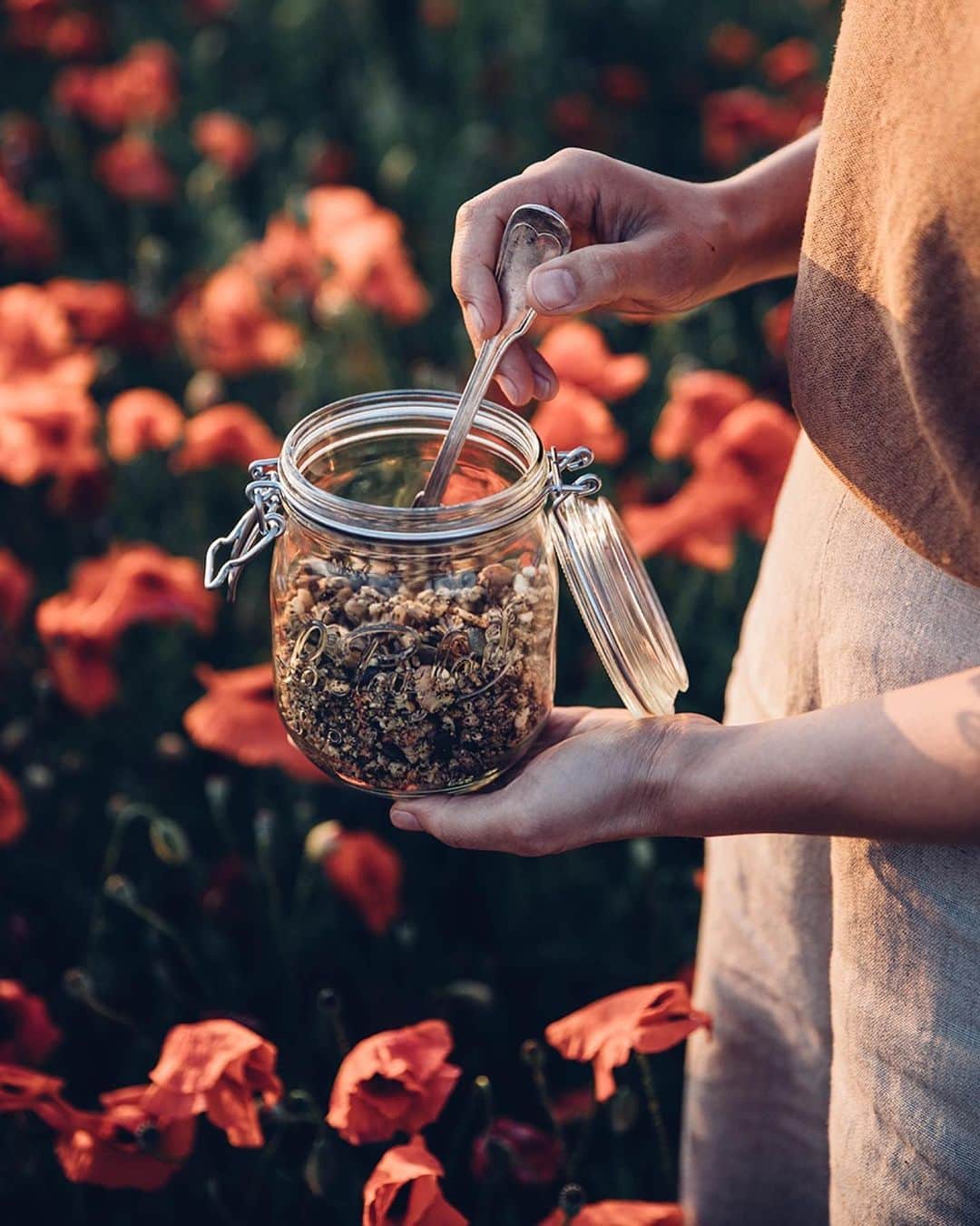 Our Food Storiesさんのインスタグラム写真 - (Our Food StoriesInstagram)「Love to see all the beautiful poppy fields in the countryside right now ✨ Get the recipe for our favorite gluten-free poppyseed granola on the blog, link is in profile 🥰 #ourfoodstories_countryside  ____ #glutenfreebaking #glutenfreerecipes #glutenfreebreakfast #glutenfri #glutenfrei #poppyflower #poppyfield #mohnblume #countrysidelife #countrysideliving #momentslikethis #fellowmag #simplejoys #foodstylist #foodphotographer #germanfoodblogger #gatheringslikethese #morningslikethese」6月26日 20時32分 - _foodstories_