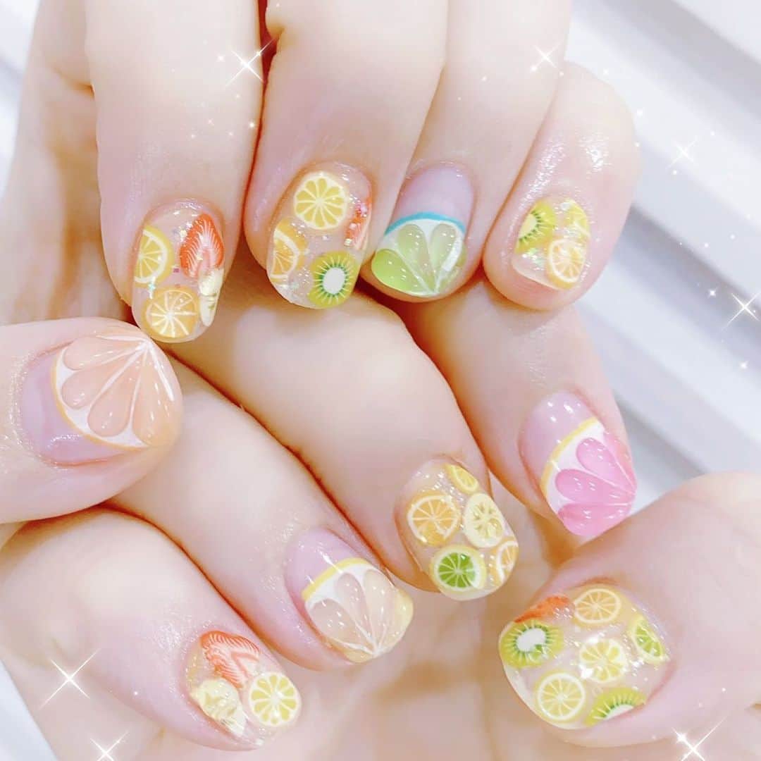 なかやまちえこのインスタグラム：「fruit 🍊🍋🥝✨⠀ #nail #nails #nailart #ネイル #美甲 #ネイルアート  #japanesenailart #manucure #japanesenails #manicurist #gelnails #أظافر #네일아트 #미용 #vẽmóng #ngườiđẹp  #เพ้นท์เล็บ #искусствоногтя #artedeuñas #เพ้นท์เล็บเจล #ジェルネイルデザイン #ネイルデザイン #senikuku #nagelkunst #フルーツネイル #fruitnails #サマーネイル #summernails #夏ネイル #大久保ちか ちゃん⠀ 施術は @aby_sharenail にて。」