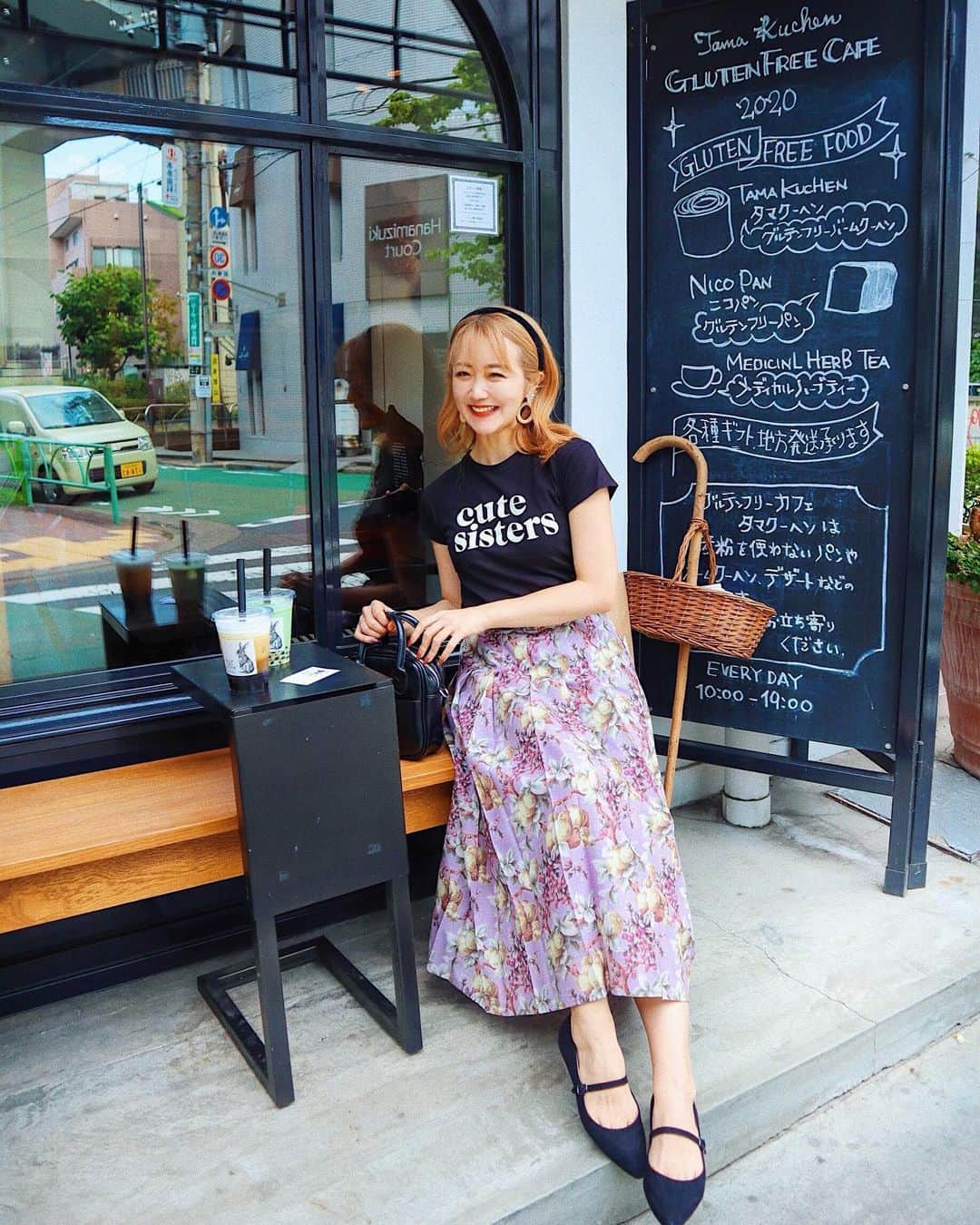 中島絢乃さんのインスタグラム写真 - (中島絢乃Instagram)「🌈☕️🐰﻿ ﻿ ﻿ #二子玉川 の﻿ #TamaKuchen で﻿ テイクアウト🥤🐇🌷﻿ ﻿ お腹空いてる時に今度は﻿ スイーツも買いたいな😋🍰﻿ ﻿ ﻿ ﻿ ﻿ ﻿ この日は、﻿ 最近お気に入りの﻿ #フィント(@fi.n.t_official )の﻿ スカートを履いていたよ👗💄　﻿ ﻿ レトロな花柄と、﻿ しっかりウエストが絞れるところが﻿ きにいりました🤭💐💭﻿ ﻿ (ちなみに暗髪の時の写真は、﻿ 上下ともF i.n.tサマーコレクション﻿ ＂Emilie＂のもの💫)﻿ ﻿ ﻿ ﻿ Tシャツ着ると、夏って感じがするなー😊❤️﻿ 今年はイベント少ないと思うけど、﻿ たくさん夏らしいことしよう😍🌷﻿ ﻿ ---------------------﻿ #ananotherangelus#アンアナザーアンジェラス  #のんさんカフェ🐻」6月26日 20時34分 - nakajima_ayano