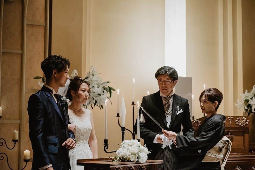 のインスタグラム：「.﻿ ﻿ ﻿ ふたつの家族が﻿ ひとつになるセレモニー﻿ ﻿ ﻿ ユニティキャンドルセレモニー﻿ ﻿ ﻿ 灯した後の家族からの﻿ 「ありがとう」﻿ ﻿ たった一言だけど﻿ いろんな想いが詰まった一言﻿ ﻿ ﻿ ﻿ ﻿ ﻿ ﻿ ✨挙式当日の様子を毎日連続投稿中✨﻿ アカウントはこちらから！﻿ →@chapelle_des_anges﻿ ﻿ ﻿ ﻿ #takamibridal#chapelledesanges #chapel#wedding#bridal#weddingdress ﻿ #タカミブライダル#ブライダル#ウェディング﻿ #ルアンジェ教会#チャペル﻿ #南青山ルアンジェ教会#結婚式﻿ #エトゥルスキ#レストラン#表参道﻿ #ユニティキャンドル#セレモニー#家族﻿」