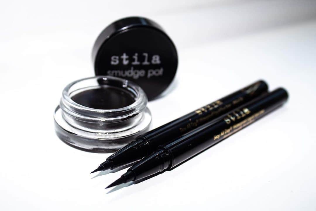 Stila Cosmeticsさんのインスタグラム写真 - (Stila CosmeticsInstagram)「Cat eye essentials as fierce as you are! 😼 😸 😻 👀 Smudge Pot - a unique oil-free gel liner/shadow combo with an inky intensity that allows for razor-sharp precision or a smudged out just-slept-in look. 👀 Our award winning waterproof liquid eye liner formula -in original felt tip or our extra fine micro tip- gives you ultimate control for an eye-opening look that takes you from day to night.  @ultabeauty 📸 : @hayleycanell . . #felinefriday #smudgepot #cateye #eyemakeup #liquidliner #waterproof #summer2020」6月27日 2時06分 - stilacosmetics