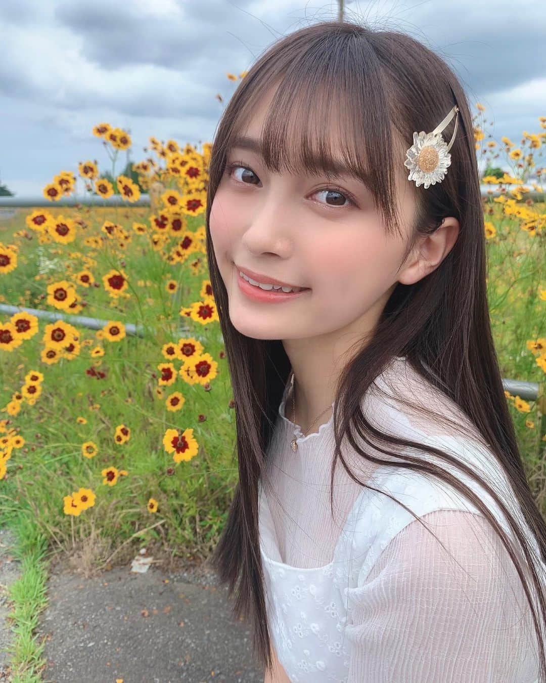 小山リーナさんのインスタグラム写真 - (小山リーナInstagram)「お花と撮りがち🌼」6月26日 20時48分 - rina_koyama_box
