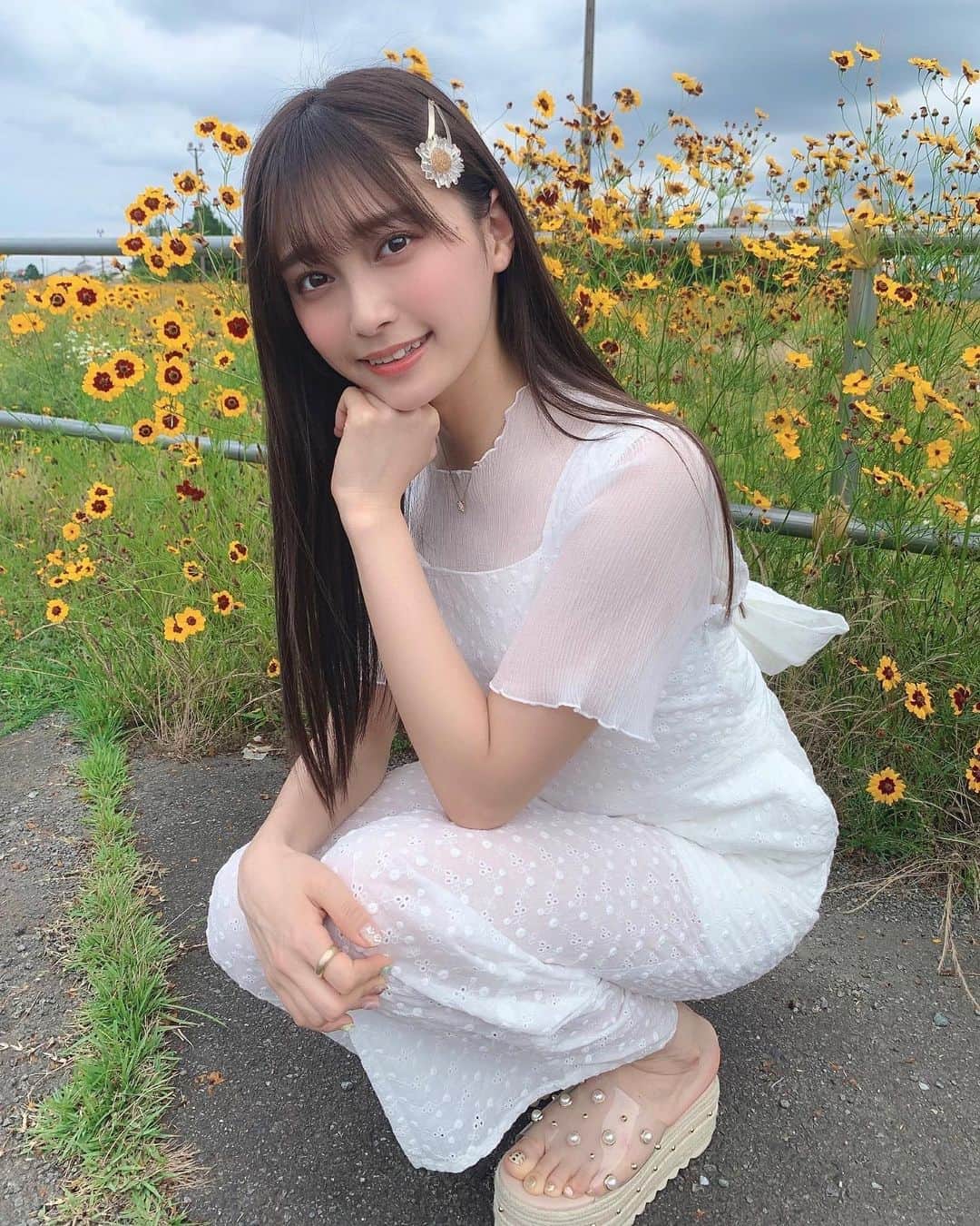 小山リーナさんのインスタグラム写真 - (小山リーナInstagram)「お花と撮りがち🌼」6月26日 20時48分 - rina_koyama_box