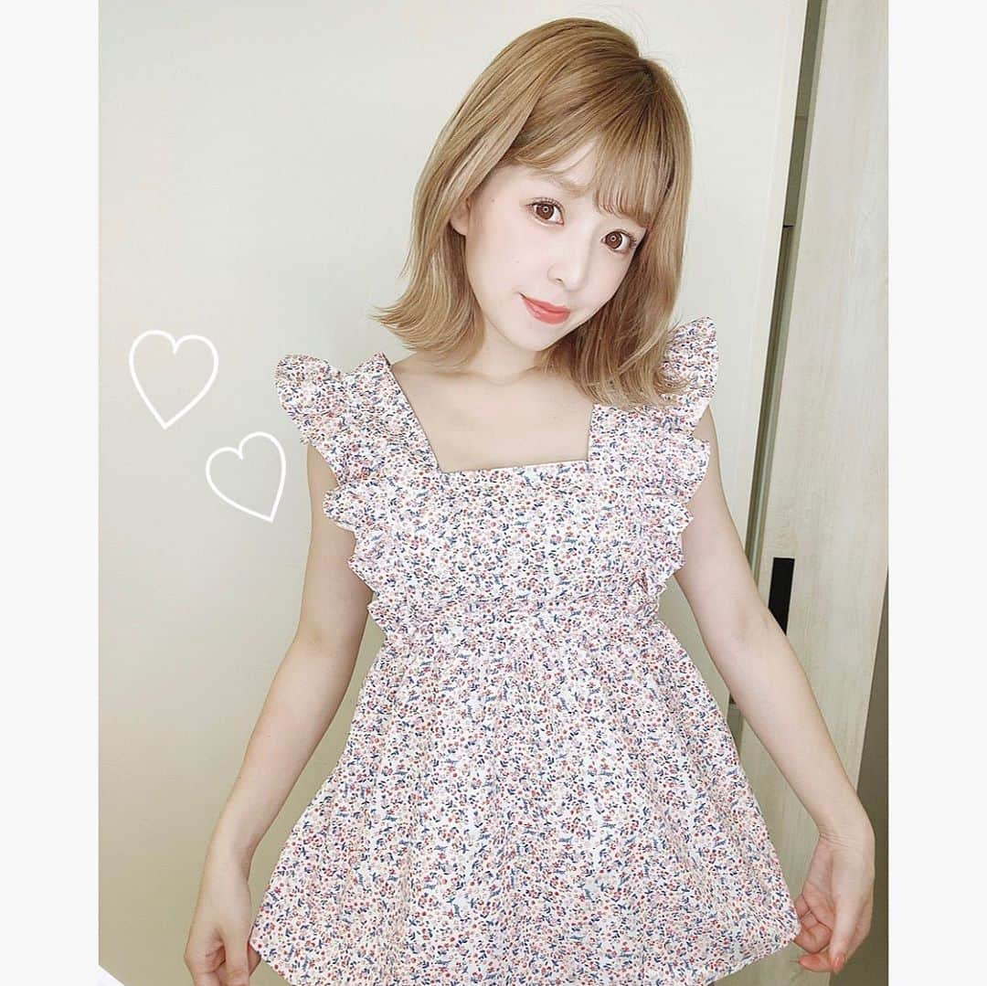 二宮璃子さんのインスタグラム写真 - (二宮璃子Instagram)「@mite__official の洋服🥺 花柄ブラウスめっちゃ可愛い♡ 中に白のTシャツ着ても可愛かった〜🌸この夏沢山着る♡♡ miteの店舗にいつか行って買い物したいなぁ〜🥺💗💗 @syoko_mite さんに会いたい♡  #mite #mite_official #ミテガール　#ままコーデ　#ままファッション　#2児まま　#花柄ブラウス　#花柄コーデ　#花柄　#ノースリーブ　#外ハネ」6月26日 20時42分 - riixten