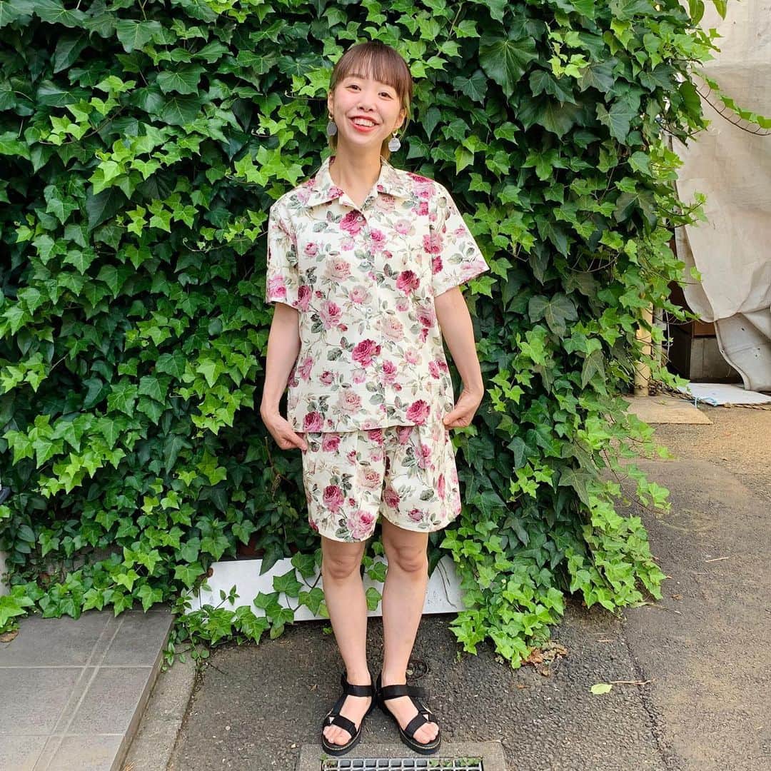 中村涼子さんのインスタグラム写真 - (中村涼子Instagram)「『ローズはアロハでセットアップ🌹』 普段は目に付かないバラ柄の布に惹かれ白も黒も購入。 白はこちらのセットアップとなりました。 トップスはアロハシャツな形になっております。 中に入れても出しても入れても出しても。  可愛さも楽さも動きやすさも全部大好き😌 全部欲しい！全部詰め込んで、夏をGOGOです！ #手作り服 #表情筋トレーニング」6月26日 20時43分 - nakamuraryoko56