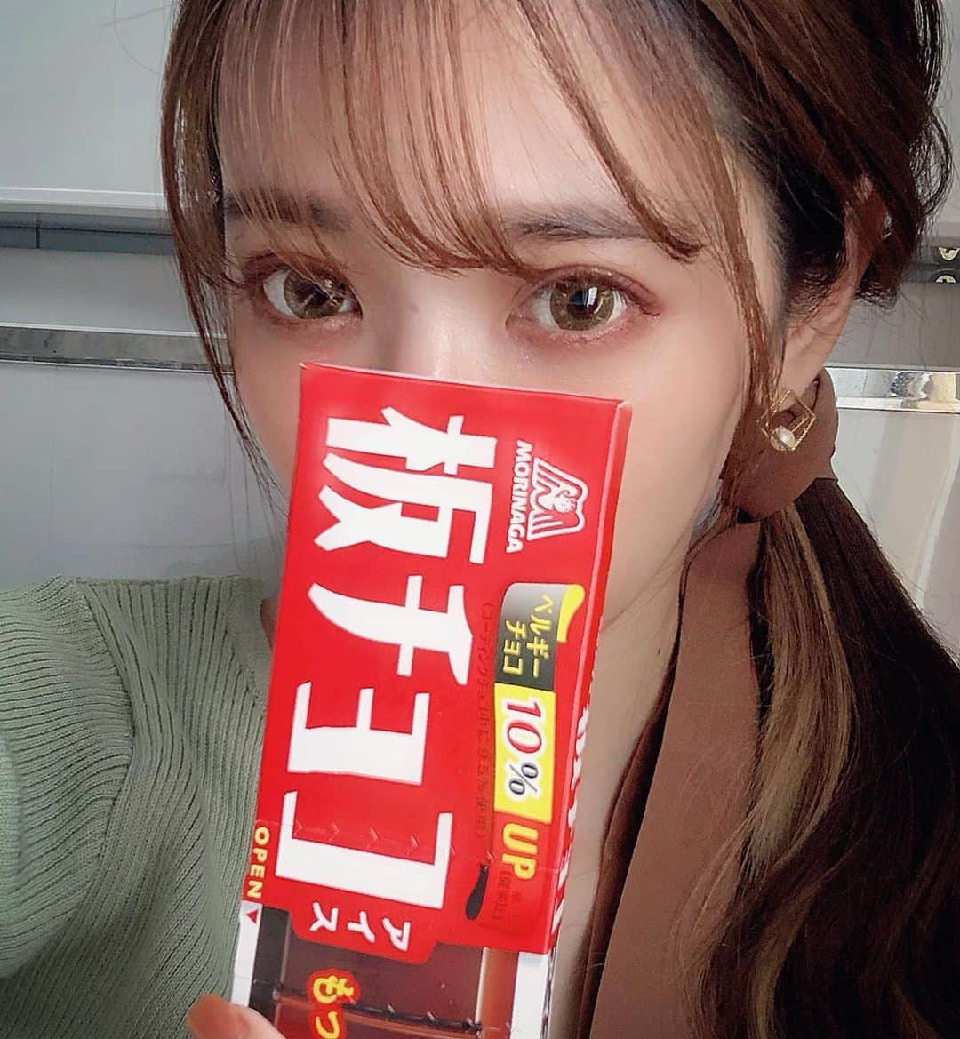 原田彩さんのインスタグラム写真 - (原田彩Instagram)「🍫🍫🍫 . これ好き‪‪❤︎‬ . 今夜はまたバックトゥザフューチャー🎬 やのにちょっと眠くなってきちゃった、、🥱 . #板チョコアイス #アイス #コンビニアイス #夏 #ストックアイス #森永アイス」6月26日 20時58分 - ancororiin