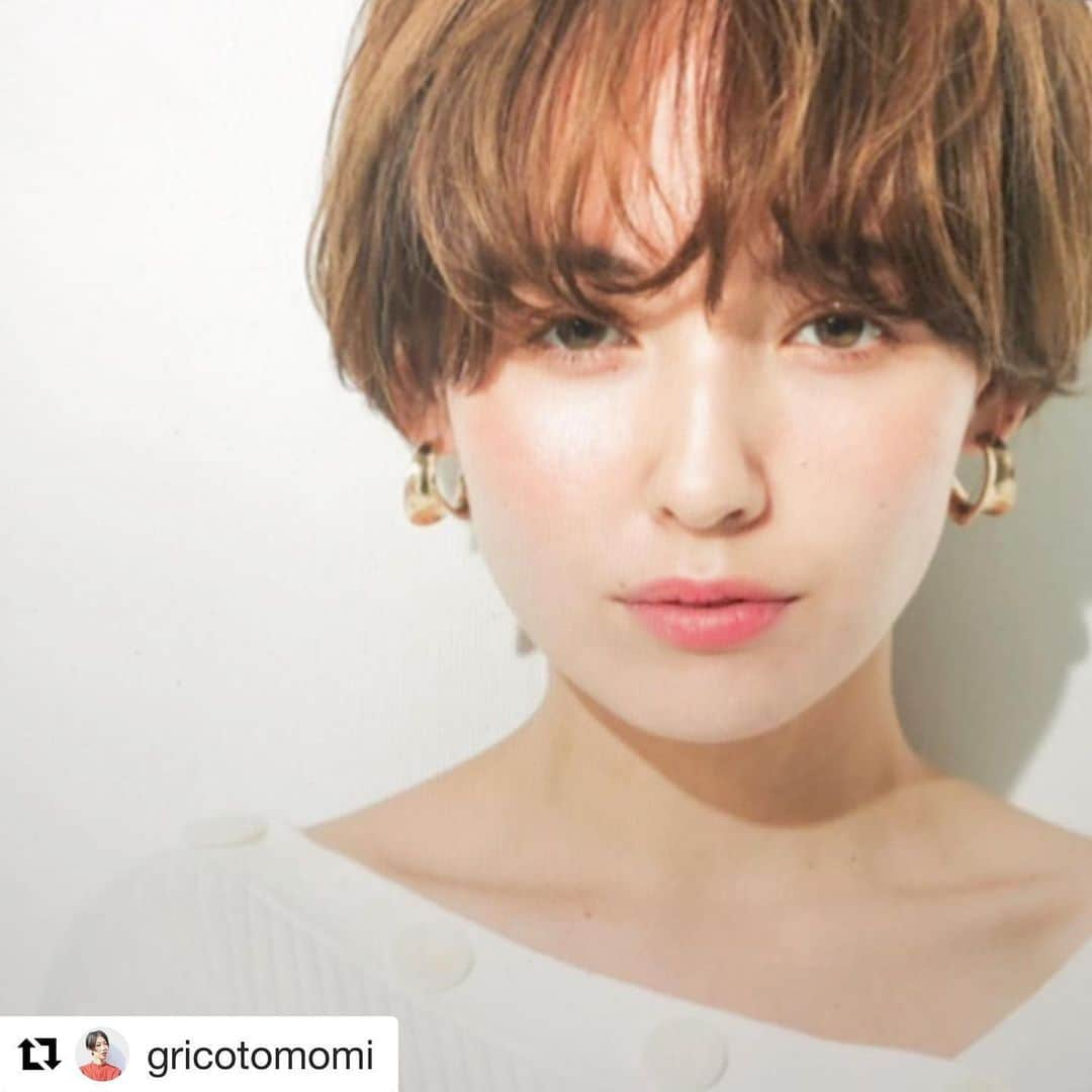 エザキヨシタカさんのインスタグラム写真 - (エザキヨシタカInstagram)「これは可愛い❣️❣️﻿ みなさん、grico TOMOMIは﻿ いつまでも慢心することなく﻿ 今日も﻿ 朝から﻿ エザキヨシタカに﻿ 自分のお客様の施術後の写真をたくさん貼った必殺ノートを持ってきて色々と学びながら﻿ ﻿ さらに自分のレベルを上げています‼️﻿ こういうヒトが結局﻿ どんどん上手くなっていきますね👍﻿ ﻿ステキやぞ〜🌟 #Repost @gricotomomi with @get_repost﻿ ・・・﻿ @gricotomomi  のマニッシュなハンサムショート🌿🌿﻿ .﻿ ハンサムショートシリーズ💫 .﻿ ﻿ バングありのマニッシュなカッコ可愛いショート✨バングもくしゃっと動かして無造作感を出すのがトレンド🌿﻿ .﻿ ﻿ 最近は暑くなってきたので、ショート率高めです‼️gricoのショートはTOMOMIにお任せください🙋‍♀️🙋‍♀️﻿ .﻿ ﻿ #grico#ママ美容師TOMOMI#ハンサムショート#マニッシュショート#ショートボブ#大人ショート﻿ #美容師　#ショート」6月26日 20時50分 - grico0221