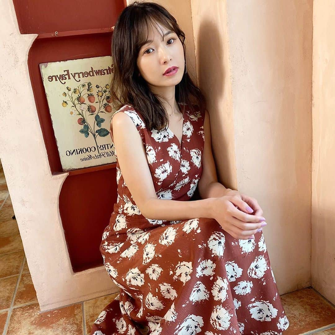 西川瑞希（みずきてぃ）さんのインスタグラム写真 - (西川瑞希（みずきてぃ）Instagram)「7月発売の撮影❤︎こちらは一押し、おすすめの花柄ワンピース//大人華やか。かわいい。。生地感と、お花の絶妙なサイズ感、柄のデザインに惹かれ作った１着です// . どの色味も雰囲気変わって、どれもいいなぁ✨いつも色はお気に入りを一つに絞るのが難しいくらい…全部すき。カラーバリエーションもこだわりのひとつです！ . @cheriemona_official (7月1日発売予定) . #cheriemona #summerfashion #夏コーデ #ロングワンピース #花柄ワンピース」6月26日 20時51分 - mizuki_nishikawa_