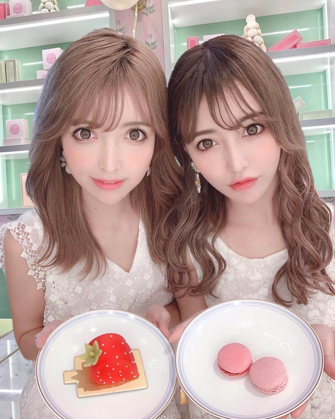 吉川ちかさんのインスタグラム写真 - (吉川ちかInstagram)「イチゴとマカロン どっちが食べたい〜？🤤💓 ラデュレのカフェ めちゃくちゃ可愛かった！ . パフェにケーキに マカロンに沢山食べたよ🍓💕 幸せすぎるよ〜🥺🙌 . #ラデュレ#ラデュレマカロン #ラデュレカフェ#双子#ちえちか#twins #双子ちゃん#渋谷カフェ#整形#ちえちかちゃんねる」6月26日 20時51分 - yoshikawachika_1116