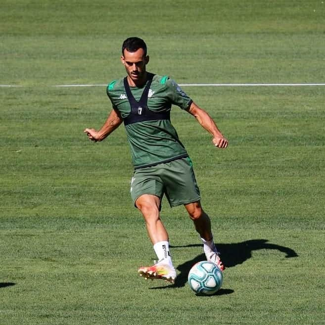 フアン・ミゲル・ヒメネス・ロペスのインスタグラム：「Gran trabajo del equipo anoche! Con la mente puesta en el partido del domingo! Vamos! 💚 #MushoBetis」