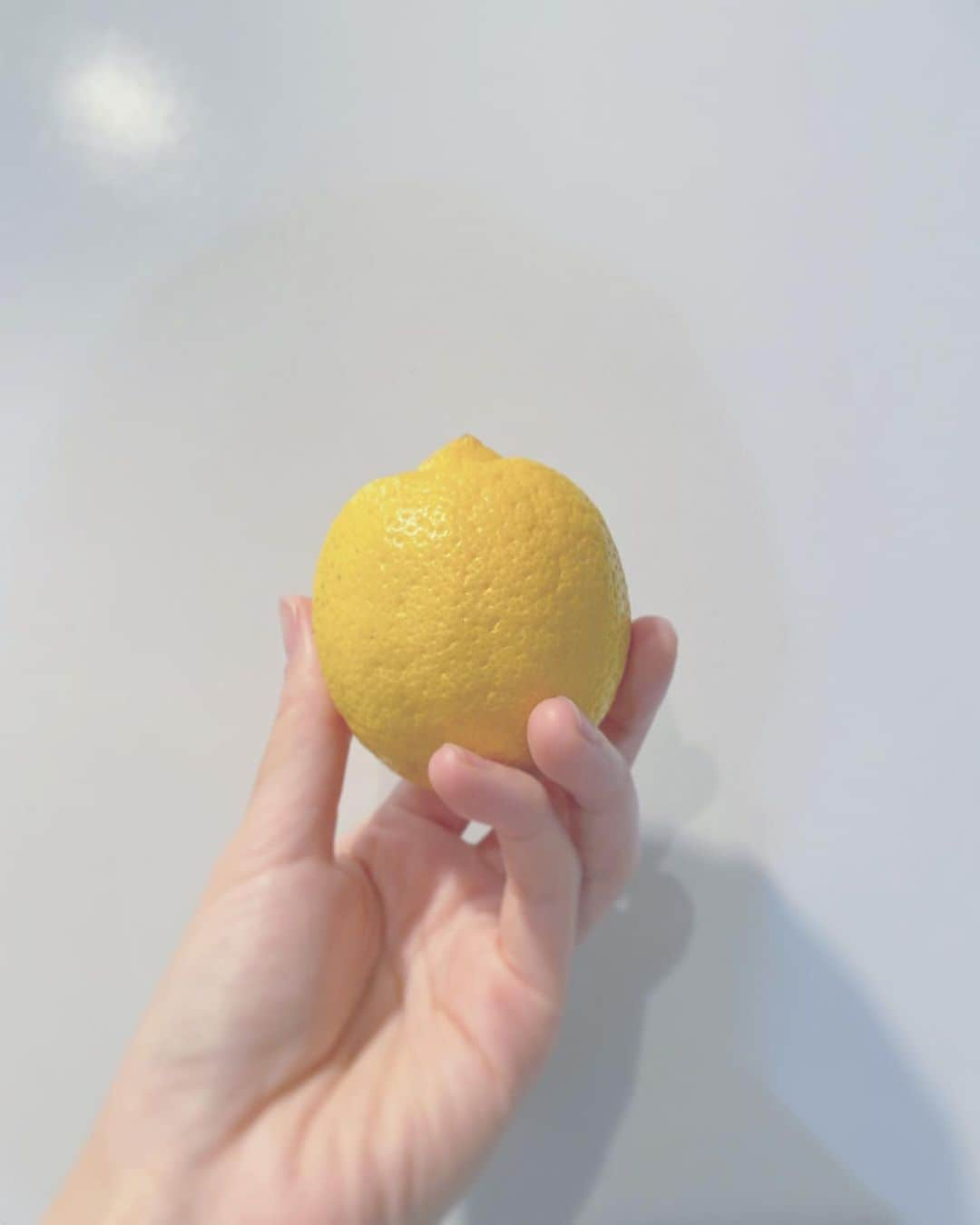 naomin0227さんのインスタグラム写真 - (naomin0227Instagram)「娘が学校でもらってきたレモン🍋 ・ ・ 「無農薬で悪いものが入っていないんだよ！凄いでしょ！！皮まで食べられるんだって👧🏻」と説明してくれました💛 ・ ・ 日頃の食事もそうだけど、子供が産まれてからなるべく バランス良くいい物を与えたいなと思って作ってます✨ ・ ・ そのおかげで野菜はバクバク食べるし、嫌いなものといったら、クリーム系の甘いお菓子🍰www なのでケーキとか全く食べれない😹 ・ ・ 茎わかめや歌舞伎揚が大好きな6歳児に育ちました👧🏻💕 ・ ・ ・ #lemon#organic#naturalfood  #レモン#無農薬##無農薬レモン」6月26日 20時54分 - naomin0227