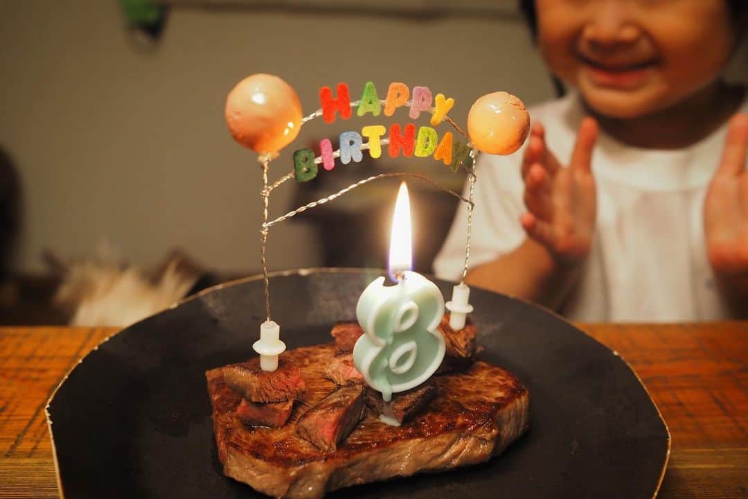 maatamagosanさんのインスタグラム写真 - (maatamagosanInstagram)「ウルくん8歳のお誕生日おめでとう！ステーキでお祝い🥩元気でいてくれて本当に嬉しい。ねむちゃんからお祝いにたくさんおやつもらいました。大好きなとうふのおやつ！やったね！」6月26日 21時05分 - maatamagosan