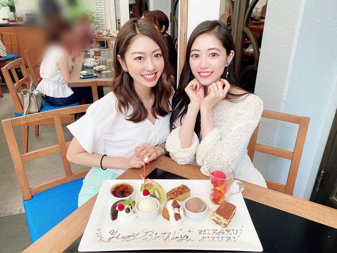のインスタグラム：「🎂Birthday celebration a little earlier🎂 . 何歳になってもお祝いしてもらえるのは幸せやな🥰💗 . うれぴーち🍑 . . #少し早めの #誕生日 #誕生日祝い #happybirthday #birthday #mybirthday #ありがとう #thankyou #幸せ #4月生まれ #6月生まれ #lunch #ランチ #女子会 #隣の人顔小さいのに前に出てくれない #豆粒 #ほんとおこるよ #笑 #表参道 #青山 #青山カフェ #cicada表参道 #cicada」