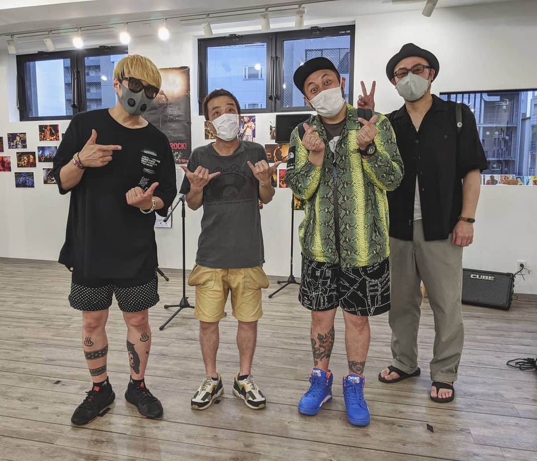 磯部正文のインスタグラム：「ルイに声かけてもらって 展示会場でのシークレット弾き語りライブやらせていただきました🤓 ちょうどカメラマン・テッペイも来てて嬉  久々にお客さんの前で歌えて ほんまにいいなぁと実感  ルイに大感謝 ありがとうございました！」
