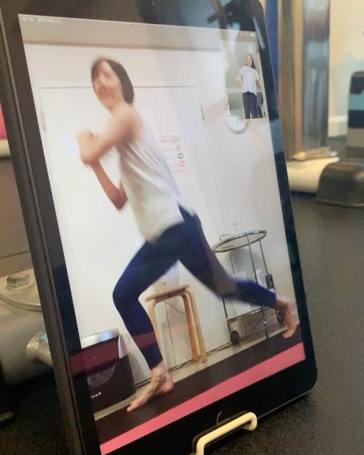 菅長愛子のインスタグラム：「💻⇄💻🏃‍♀️ ． #オンライントレーニング ． フリーウエイトはできないけど、けっこうな運動量と汗が💦👍 ． オンライントレーニング効果で自粛解除明けスッキリしたという方も✨✨！！ ． ． Phygic体験トレーニング(¥3,300)やっております！ぜひぜひお越し下さいませ🚩 ． #減量 #食事管理 #ジム #トレーニング  #ダイエット #ボディメイク #筋トレ #自重トレ #自重トレーニング  #ワークアウト #姿勢改善 #ヒップアップ #シェイプアップ #腹筋女子 #O脚改善  #二の腕 #背中美人 #美尻 #gym#training#workout#personaltraining#diet#bodymake  #筋トレ垢さんと繋がりたい  #ダイエット垢さんと繋がりたい  #筋トレ女子  #筋トレ好きと繋がりたい #ダイエット仲間募集中」