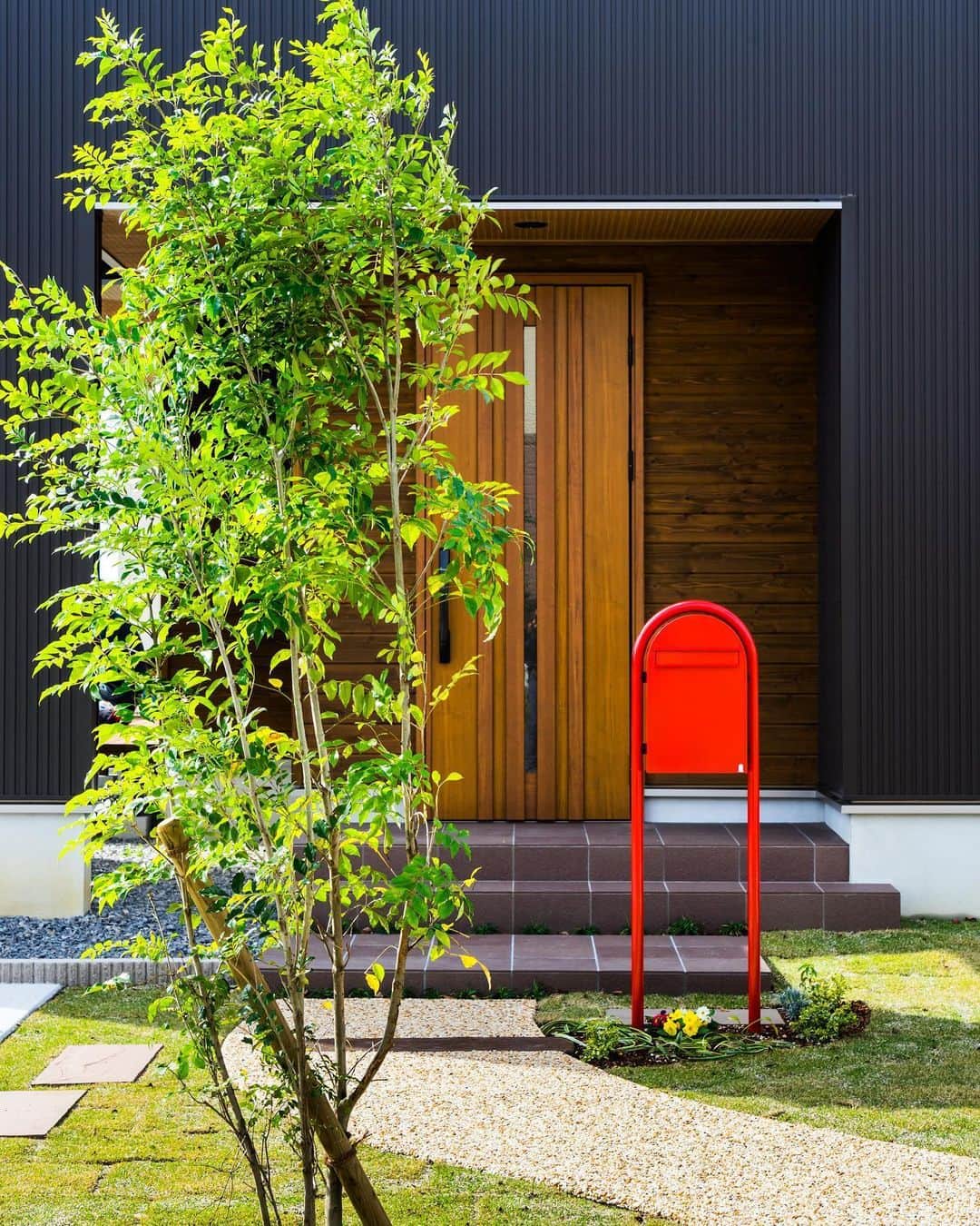 ルポハウス一級建築士事務所さんのインスタグラム写真 - (ルポハウス一級建築士事務所Instagram)「・ ・ ・ しっとりと落ち着きのある色目のルーバーと対照的なガルバリウムの構え。 ・ アプローチに添えられた緑やメールボックスはシンプル・ミニマルにすることで境界線を感じさせません。 ・ ・ ・ ルポハウスの施工事例をもっと見てみたい方は こちらまで☞ @reposhouse ・ #ルポハウス は#ちょっとかっこいい家 を"友人のために"という思いでつくっています。 ・ 一生に一度の#マイホーム。 「あなたにしかできない」×「ルポハウスだからできる」で、私たちだけの#家づくり を思いっきり楽しんでみませんか？！ ・ ・ #家 #インテリア #住宅 #注文住宅 #暮らし #ライフスタイル #デザイン #新築一戸建て #住まい #シンプルな暮らし #デザイナーズ住宅 #外観 #一級建築士事務所 #設計事務所 #instahouse #滋賀 #大津 #草津 #栗東#外観デザイン #外観イメージ #ガルバリウム外壁 #ガルバ#外構デザイン#赤いポスト」6月26日 21時00分 - reposhouse