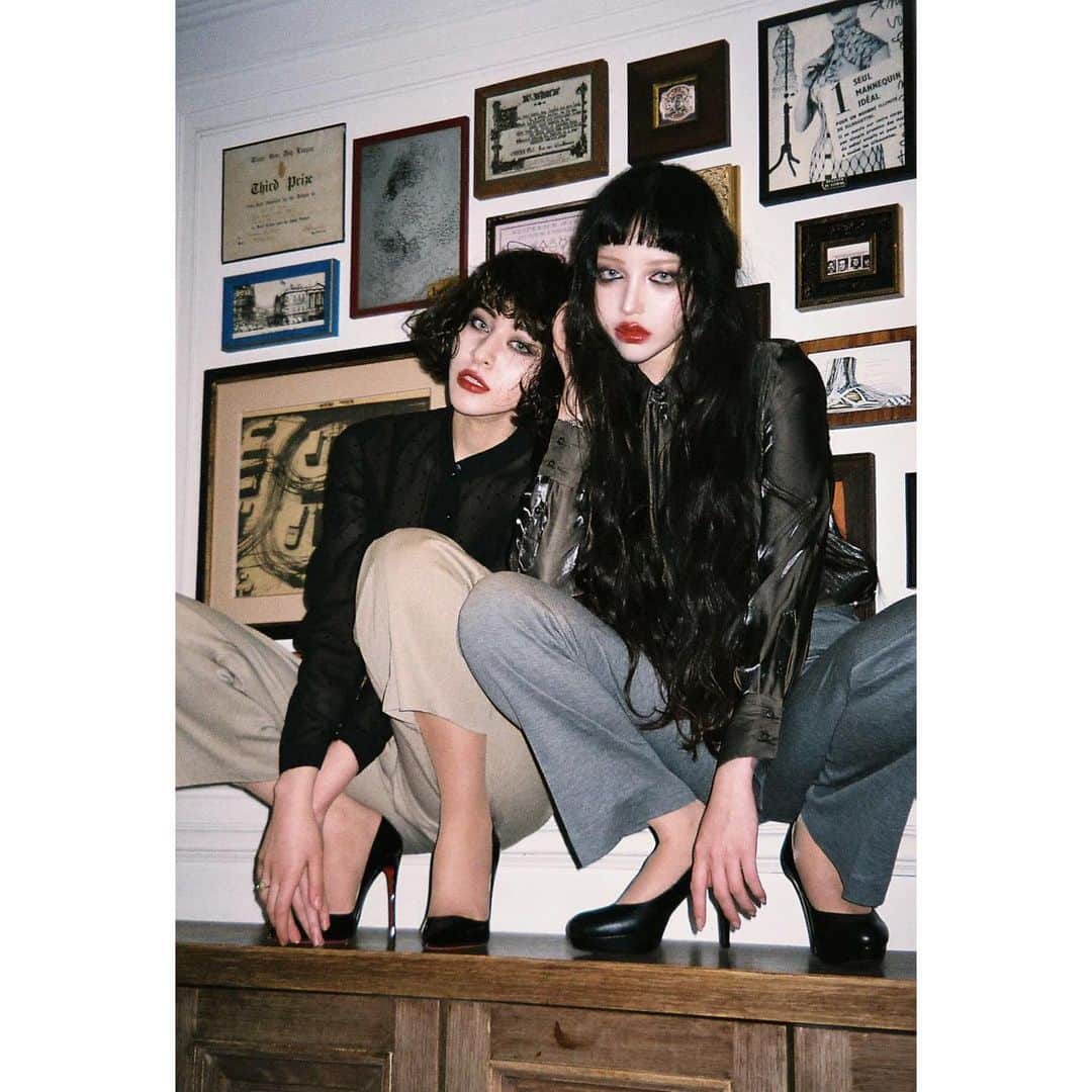 chiiiiiのインスタグラム：「eyemake🌫smoky 合わせしてます  似ているようで対照的なバランス が出来ていて好き。 ・ ・  @qetic_official さん にて 掲載して頂いてます✴︎ ・ ・ ・ photo: @yoshikiikuta1994  hair direction: #bloc_yamamoto / @bloc_japon  model: @reinasmmt / @xchix328 ・ ・ https://qetic.jp/?p=360384&preview=1&_ppp=79995f906d」