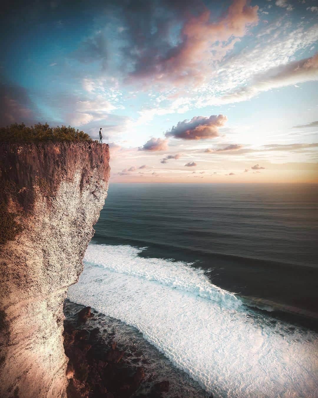 Discover Earthさんのインスタグラム写真 - (Discover EarthInstagram)「🇮🇩 #discoverbali with @aronreijnders : "One of the last sunsets I caught during my stay in Bali, definitely one I will remember for a while. ✨"」6月26日 21時02分 - discoverearth