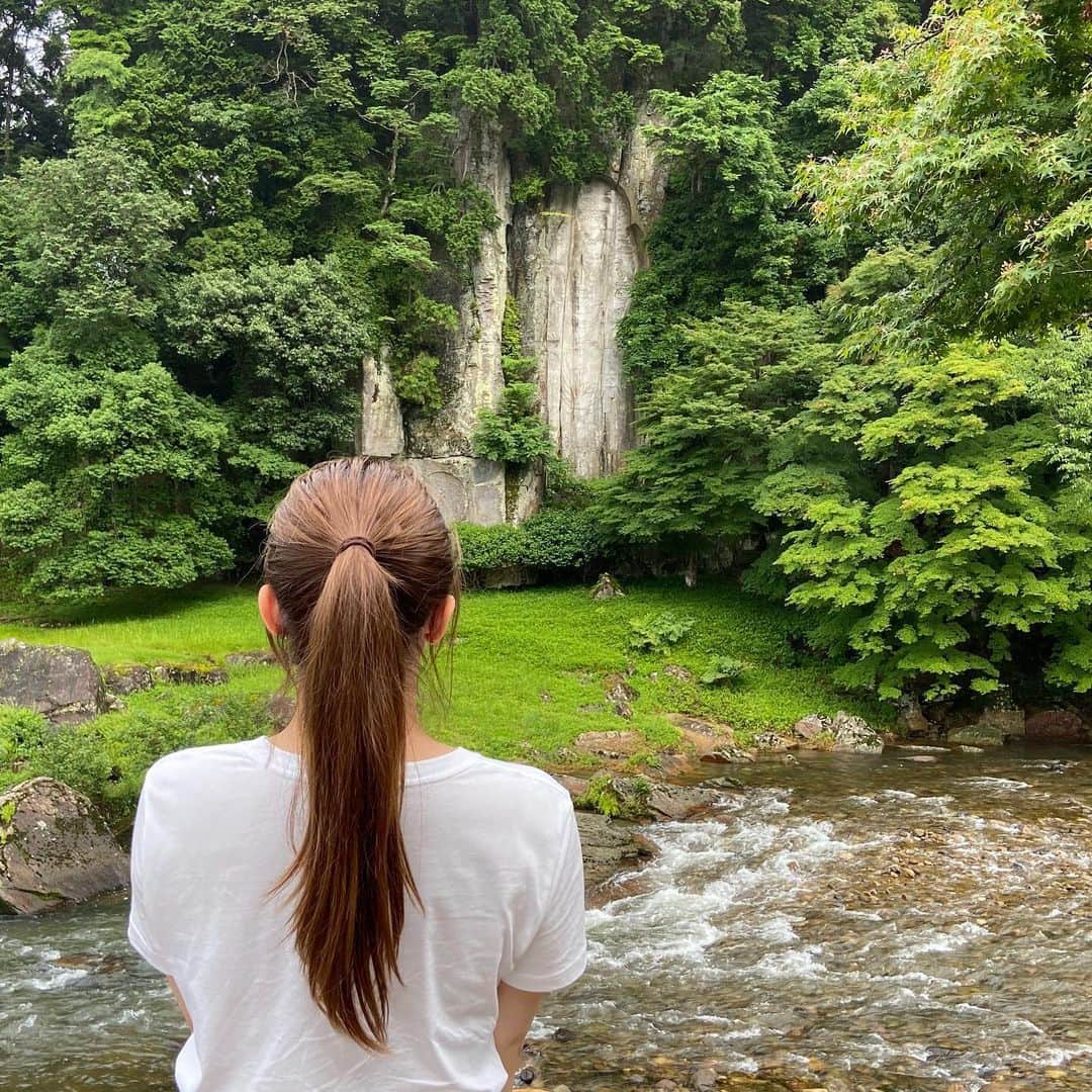 上野貴穂さんのインスタグラム写真 - (上野貴穂Instagram)「.﻿ 大野寺に弥勒磨崖仏を見に行ってきました🚗﻿ ﻿ 日本最大級の磨崖仏で11.5mもあるんだそう😮﻿ 3枚目の右の仏様が彫ってありました！ 写真では少し見づらいですがよ〜く見てみてくださいね👀 はっきり見えるわけではないけど、﻿ 緑の中に清らかに静かに佇んでいる様子が﻿ とても美しかった🍃﻿ ﻿ 大野寺は美しい桜が有名なので﻿ また春にも行きたいな〜☺️🌸﻿ ﻿ ﻿ (磨崖仏は自然の大きな岩や岩壁に彫刻された﻿ 石仏のことです！﻿ 仏様の形を掘り出してあるイメージだったのですが﻿ 大野寺の磨崖仏は線が刻まれていました🧐)﻿ ﻿ ﻿ #奈良 #nara #大野寺 #磨崖仏 #弥勒磨崖仏 #宇陀市 #大野 #国史跡 #史跡﻿ #わたしは奈良派 #奈良が好き #きほさんぽ﻿ #キャスター #アナウンサー #フリーアナウンサー #上野貴穂」6月26日 21時15分 - kiho_ueno