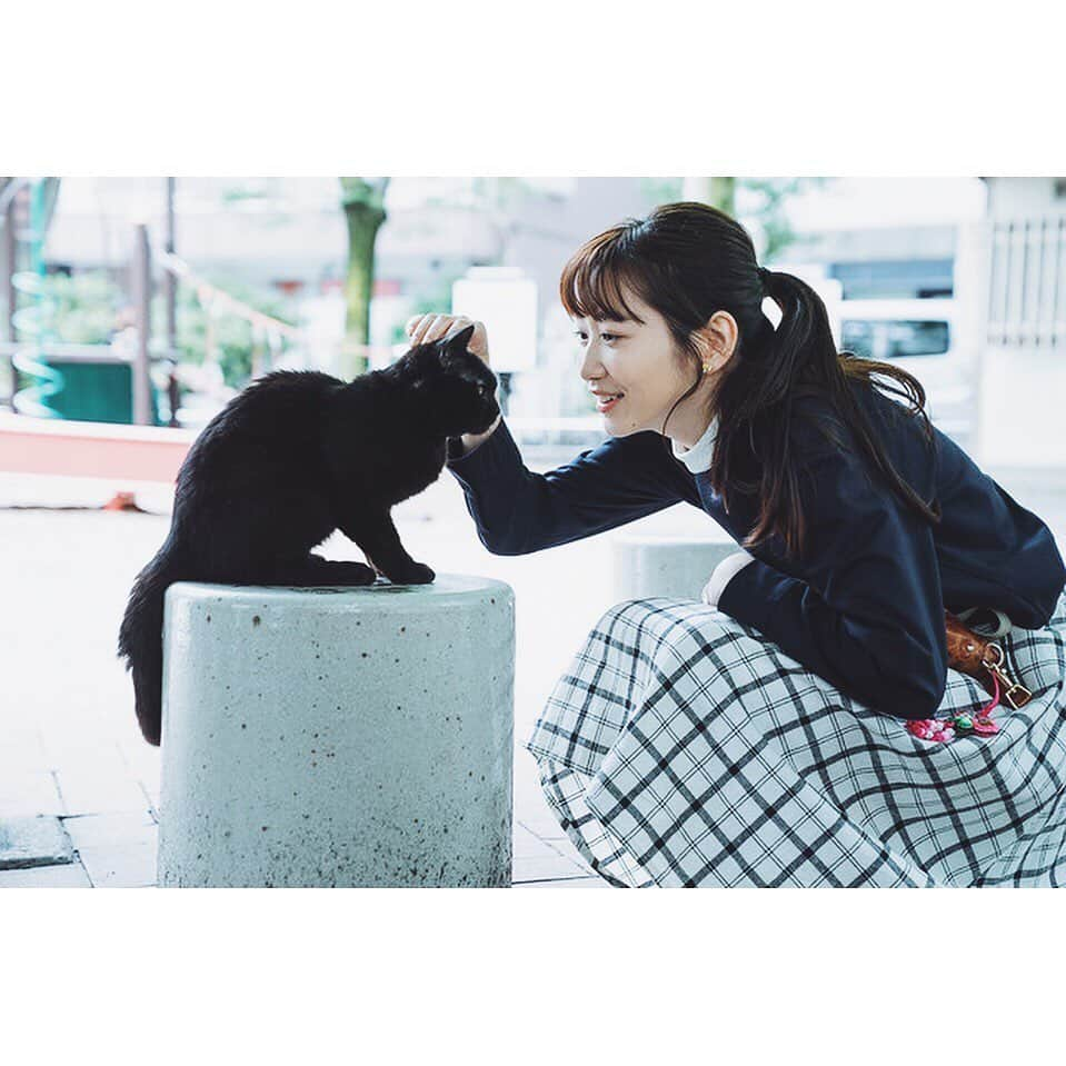 岡本夏美さんのインスタグラム写真 - (岡本夏美Instagram)「お知らせ🐈 ドラマ「銀座黒猫物語」出演します。 私は第二話の「銀座夏野編」にて、 主演を務めております。 またまた、劇中で 中国語のセリフがあります しゃべてるかなぁ。。。 ドキドキです。 そして、ポスターにもある 黒猫ちゃんの声、なんと 山寺宏一さんなんです おはスタぶりの共演でとっても嬉しい。 やまちゃんの声と共に、 素敵なドラマを届けられることがとても幸せです。 第一話放送は カンテレにて7月16日から毎週木曜、 東海テレビでは7月19日から毎週水曜放送です。 また、放送日近くなりましたら ご報告します🐈 TVer等の見逃し配信もありますし 中国での放送もある！ だからこその 中国語のドキドキ感。笑  皆さま、ぜひご覧ください！」6月26日 21時07分 - okamoto_natsumi