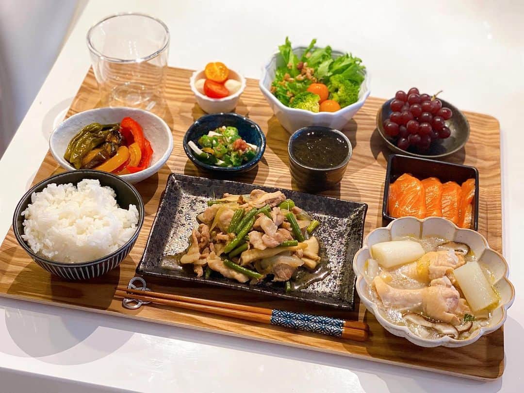姫野れみのインスタグラム：「#石毛家の食卓 👨🏿‍🍳♡ 今日のメインは"西部家直伝の参鶏湯"🐓！ 筋肉系に効果のあるメニューに悩んでいた時、 奥様が特別にレシピを教えて下さいました🥺♡♡ ヘルシーで体に優しいコラーゲンがたっぷりとれて なおかつとってもとっても美味しい！！！ 受け継いで定期的に作っていこうと思います♩♩ ありがとうございます♡ こうして効果のあるレシピを教えて頂いたり、 夫の好きなもの食べに行こう！と連れ出して頂いたり、 わざわざ"聞いたよ！"と連絡を頂いたり、 本当に本当に素敵な奥様ばかりで いつも助けて頂き、幸せ者です🙇🏼‍♀️♡ 私もいつかこんな風に心の底から"素敵だなぁ🥺" と思ってもらえるような先輩ママになりたい💪🏼！！  🐓#参鶏湯 "西部家直伝" 🐷#豚肉とにんにくの芽とエリンギ炒め 🥗#5種の豆とキヌアのサラダ 🌶#夏野菜の焼き浸し (ししとう/茄子/パプリカ/みょうが) 🐟#サーモンのお刺身 🥒#オクラとワカメと山芋の梅肉和え 🌊#もずく酢 🍅#カプレーゼ 🍚#白米 🍇#ぶどう  #サッカー選手のごはん #アスリートフードマイスター #アスリート飯 #料理 #和食 #夕食 #夕飯 #夜ご飯 #晩ごはん #夜ご飯 #夜ごはん #和食ごはん #手作り料理 #手作りごはん #おうちごはん #レシピ #dinner #food #cooking」