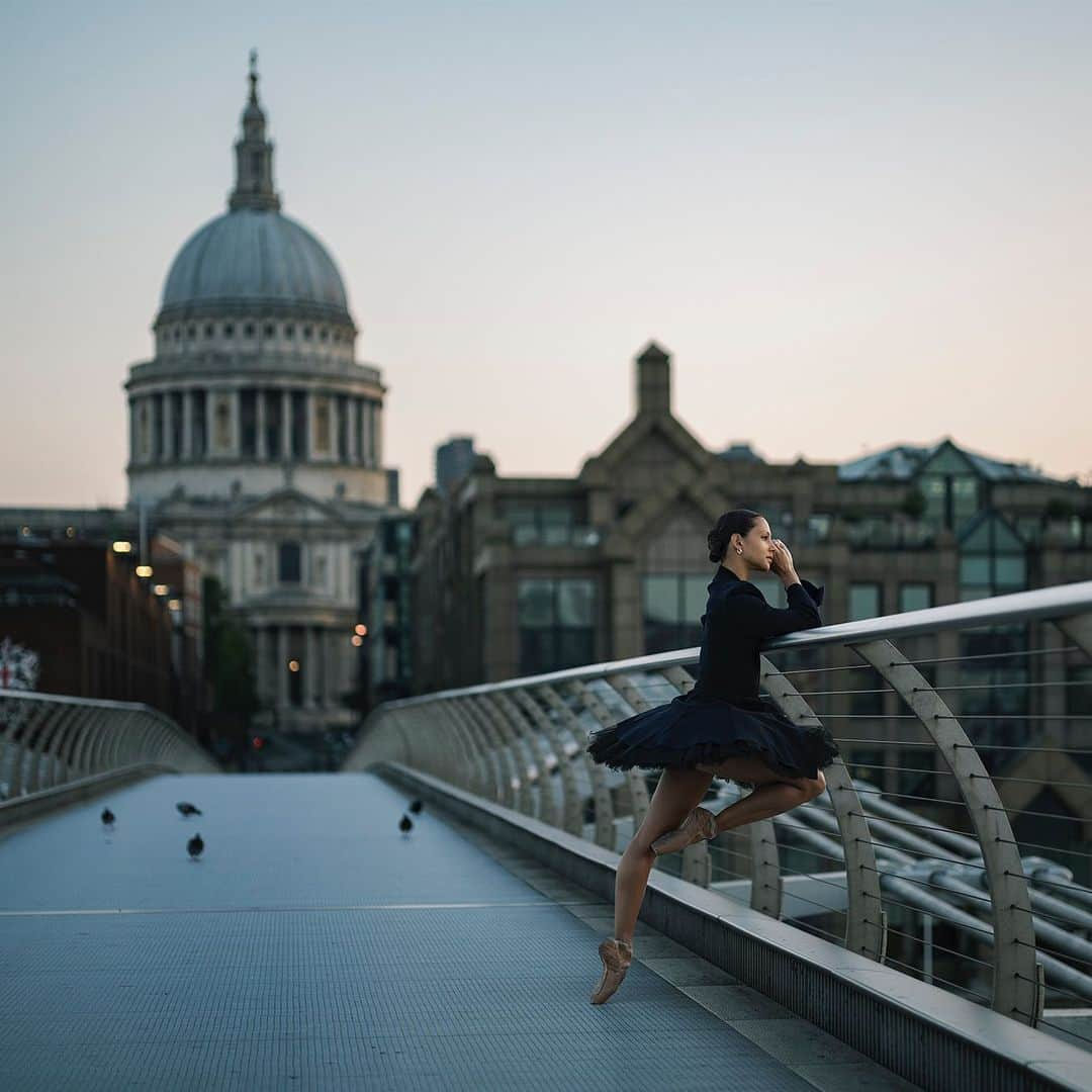 ballerina projectさんのインスタグラム写真 - (ballerina projectInstagram)「𝗙𝗿𝗮𝗻𝗰𝗲𝘀𝗰𝗮 𝗛𝗮𝘆𝘄𝗮𝗿𝗱 in London. #ballerina - @𝗳𝗿𝗮𝗻𝗸𝗶𝗲𝗴𝗼𝗲𝘀𝘁𝗼𝗵𝗮𝘆𝘄𝗮𝗿𝗱 #millenniumbridge #london #stpaulscathedral #ballerinaproject #ballerinaproject_ #ballet #dance #pointe #sunrise #francescahayward」6月26日 21時13分 - ballerinaproject_