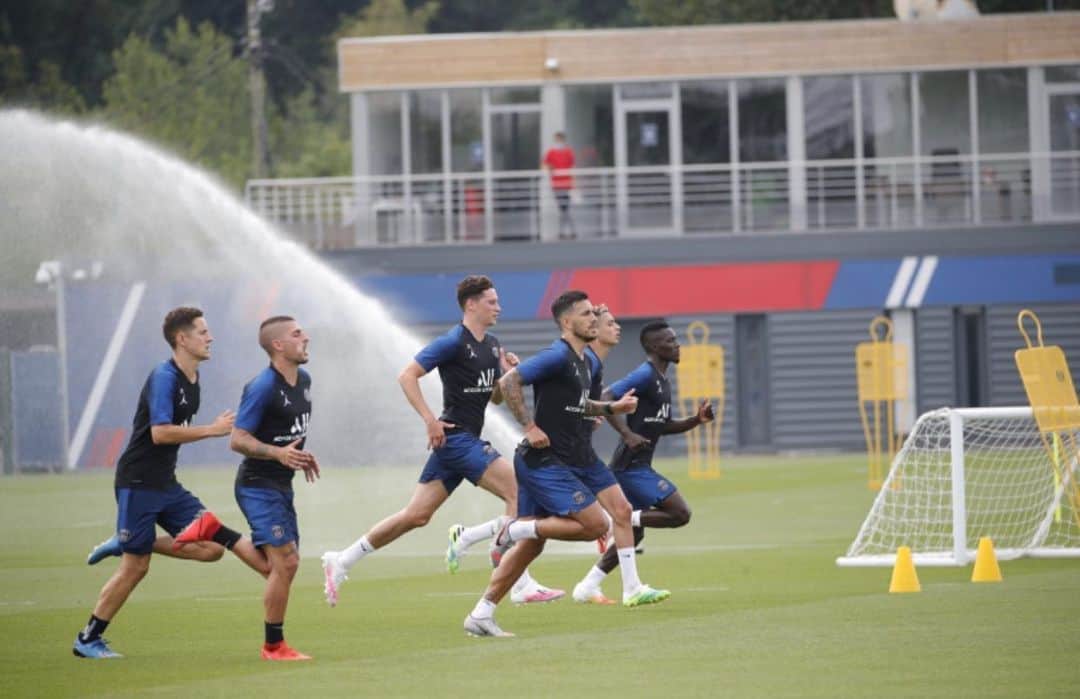 レアンドロ・ダニエル・パレデスのインスタグラム：「❤️💙⚽️ @psg」