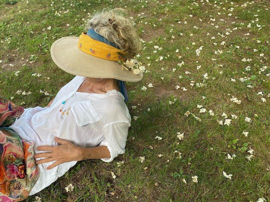 のインスタグラム：「Andrea, the guardian muse of the castle wearing @milamorejewelry 💎 I wish you can smell these bed of Catalpa flowers! 🥰」