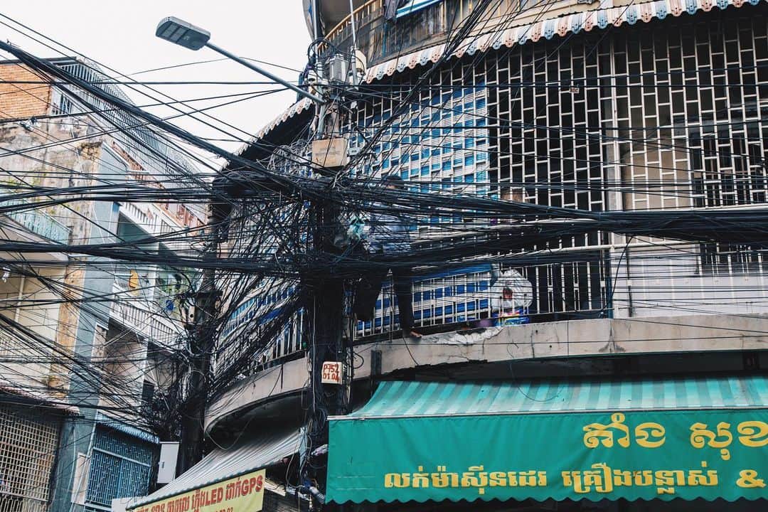 Shunsuke Miyatakeのインスタグラム：「Fixing the spider web, Phnom Penh,  Cambodia」