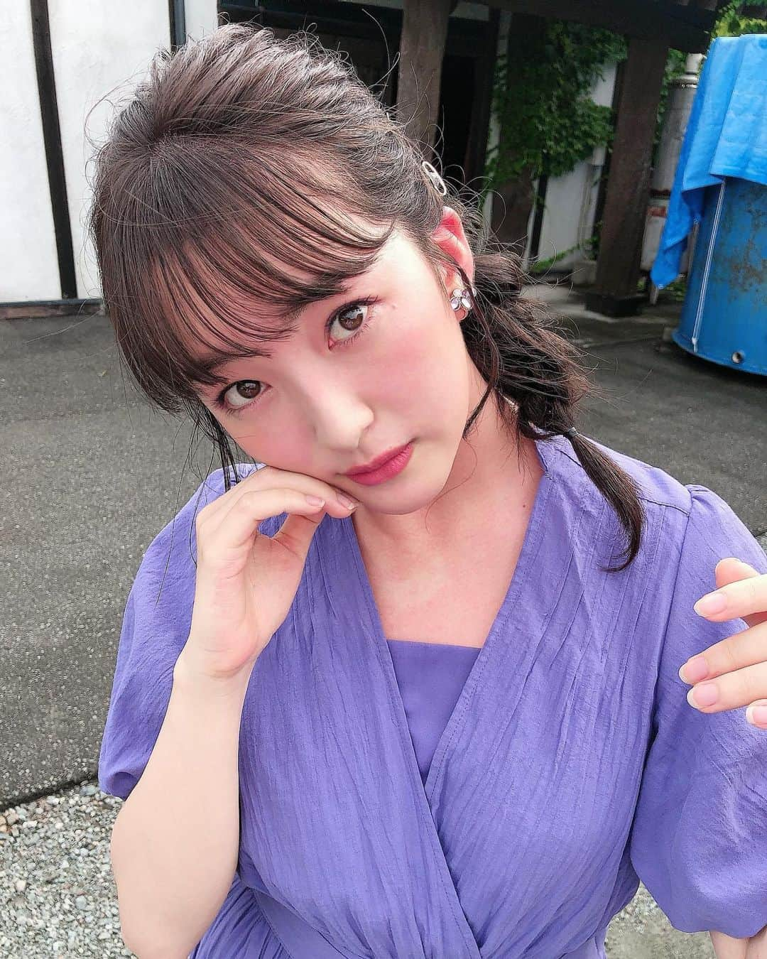 田島芽瑠さんのインスタグラム写真 - (田島芽瑠Instagram)「すぐ顔赤くなっちゃうの🥺﻿ほろよいちゃん ﻿ ﻿ 今日は湿気が凄かったから、湿気対策でメイクさんがゆるふわ三つ編みしてくれたよ💕﻿ とっても可愛かったからおすすめ〜！﻿ 浴衣とかにも合いそう🥺✨﻿ 参考にぜひ！﻿ ﻿ #snidel #スナイデル #スナイデルワンピース #snidelワンピース #夏 #夏カラー #夏コーデ #夏服 #夏メイク #夏ワンピ #summer #summerfashion #ヘアピン #パフスリーブ #パフスリーブワンピース  #三つ編みアレンジ #ヘアアレンジ #湿気対策ヘア #フィッシュボーン #ゆるふわアレンジ #三つ編み #浴衣ヘアアレンジ #浴衣ヘア #暗髪カラー #透明感カラー #透けるカラー ﻿ #トレンドカラー #ブリーチなし #ブリーチなしカラー #モデルプレス  @modelpress」6月26日 21時20分 - meru_chan_official