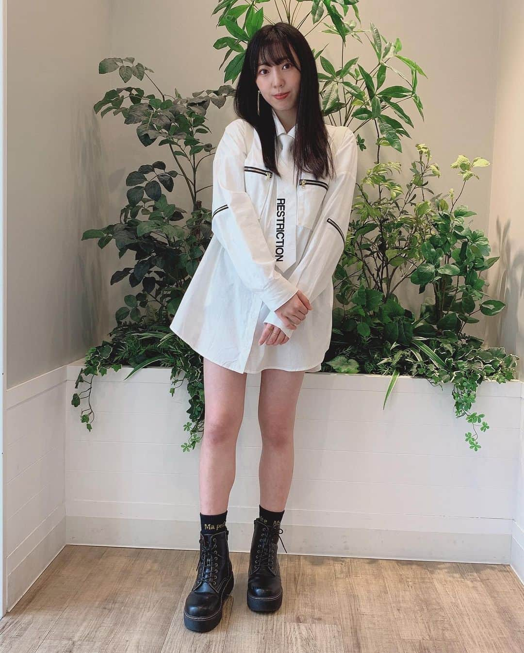 坂本りのさんのインスタグラム写真 - (坂本りのInstagram)「🖤🤍﻿ ﻿ ﻿ かっこいい系の服をきたい日もあるのだよ…✨﻿ ﻿ ﻿ ﻿ 今日はまこの犬のおさんぽのときに おおきな水たまりがあってね﻿ とびこえられそうとか謎の自信がなぜなできてきて ﻿ぴょーーーんととんでみたら、ぼっちゃんしてしまいました😢  ねえ、こんなことある？（笑）﻿ みんなもきをつけて…🤫！﻿ ﻿ #fashion #followｍe #code #onespo  #水たまり #シャツコーデ #白黒 #りのうぇあー」6月26日 21時32分 - rinosakamoto_hkt