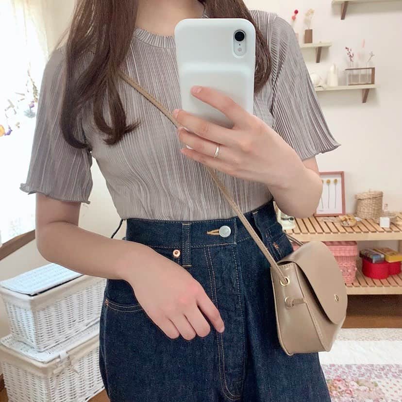 みさねのインスタグラム：「いつもみさねしふくで使っとるウィッグ笑 髪伸ばそうかなって...😀 ㅤ 1年以上前に買ったお尻ぷりぷりデニム久々に履いたら痩せてゆるくなっとったけん買い直そうかな〜😚 ㅤ トップスは @fifth_store  デニムはアナトミカ ショルダーバッグはCham. ㅤ #デニムコーデ #シンプルコーデ #韓国ファッション #tシャツコーデ #ショルダーバッグ #fifth #fifthtl #フィフス #カジュアル #平均身長コーデ #夏コーデ #パンツコーデ #細プリーツグロッシーブラウス #ブラウス #ブラウスコーデ #ドライフラワーのある暮らし」
