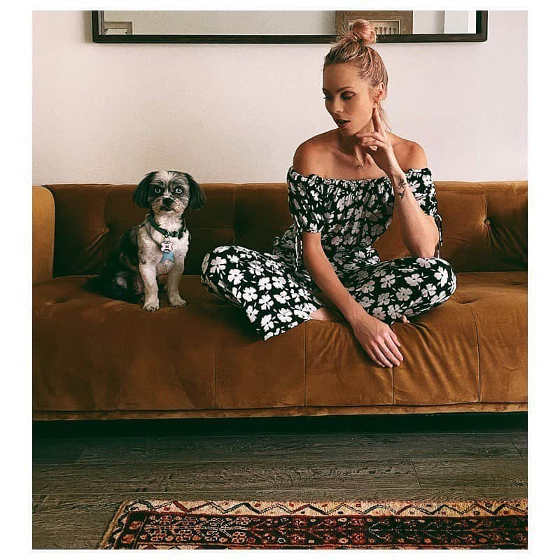 ローラ・ヴァンダーヴォートさんのインスタグラム写真 - (ローラ・ヴァンダーヴォートInstagram)「A portrait of a girl & her dog. 🐾  #loveofmylife #singletogether . . . . . . . . . #bestfriend #girlsbestfriend #babygirl #rescue #furbaby #soulmate #love #soulmate #spiritanimal #frankieblueeyes #dogsofinstagram #pinkhairdontcare💕 #adoptdontshop🐾」6月26日 21時25分 - lauravandervoort