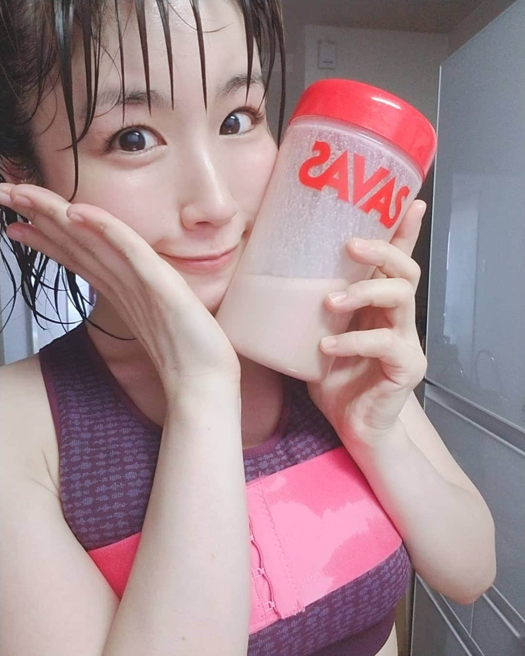 ようこさんのインスタグラム写真 - (ようこInstagram)「脇肉ってなかなか落ちない‼️﻿ ﻿ ﻿ 昨日はトレーニングお休みして何でも食べていいチートデイにしました🤗🤗﻿ なので今日はトレーニングはりきって頑張った🎵﻿ 日曜日は名古屋オフ会☺️﻿ 楽しみ過ぎて楽しみ過ぎて❤️❤️❤️﻿ ﻿ ﻿ ﻿ ﻿﻿﻿﻿﻿﻿ #グラビア#インスタグラビア﻿﻿﻿﻿﻿﻿ #セクシー#sexy#笑顔#ダイエット﻿﻿﻿﻿﻿﻿﻿﻿﻿ #diet#美容#美容好きな人と繋がりたい﻿﻿﻿﻿﻿﻿ #お尻#尻#hip#筋トレ#ストレッチ#フィットネス﻿﻿﻿﻿﻿﻿﻿﻿ #縄跳び#workout#トレーニング﻿﻿﻿﻿﻿﻿ #プロテイン#ザバス#training#fitness﻿﻿﻿﻿﻿﻿ ﻿﻿﻿﻿﻿﻿﻿﻿﻿ 17ライブというライブ配信アプリをしています❤️﻿﻿﻿﻿﻿﻿﻿﻿﻿ アプリをダウンロードしていただいて﻿﻿﻿﻿﻿﻿﻿﻿﻿ ようこ❤️🌸❤️🌸﻿﻿﻿﻿﻿﻿﻿﻿﻿ と検索していただくと見れます✨﻿﻿﻿﻿﻿﻿﻿﻿﻿ 19時頃から配信してます。﻿﻿﻿﻿﻿﻿﻿﻿﻿ おうち時間にぜひ🤭﻿﻿﻿﻿﻿﻿﻿﻿﻿ #ライブ配信#配信﻿﻿﻿﻿﻿﻿﻿﻿﻿ #アプリ#17ライブ﻿ ﻿ ﻿」6月26日 21時26分 - 0606yoko