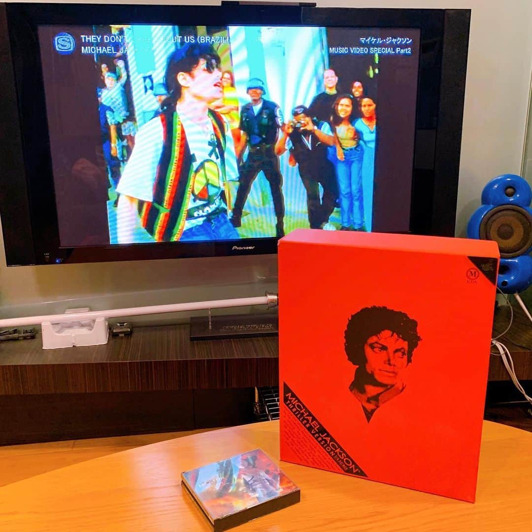 佐藤智美のインスタグラム：「スペースシャワーにて マイケル・ジャクソン特集を堪能ちう〜〜🥰 というか、 6/25はマイケルの命日だったんですね💦 (最近ワタシのマイケル関連のインスタがイイねされている理由がわかりました…すいません😅) 2枚目の写真はワタシが持ってるマイケルのアルバムの一部ですが、「DANGEROUS」と「HIStory」はそれぞれワタシが数十年前の学生の頃…発売時に購入したモノです！ 今現在音楽は(※もちろんマイケルの曲も)サブスクでほぼ聴きますが…マイケルのCDはやはり手放せませんね‼️ ワタシのマイケル好き💕は 子どもにもしっかり受け継がれ、 家の中でマイケルの曲が流れない日はありませんw 作品は…マイケルの魂は永遠デス〜〜✨✨ #マイケル・ジャクソン #michaeljackson #dengerous  #history」