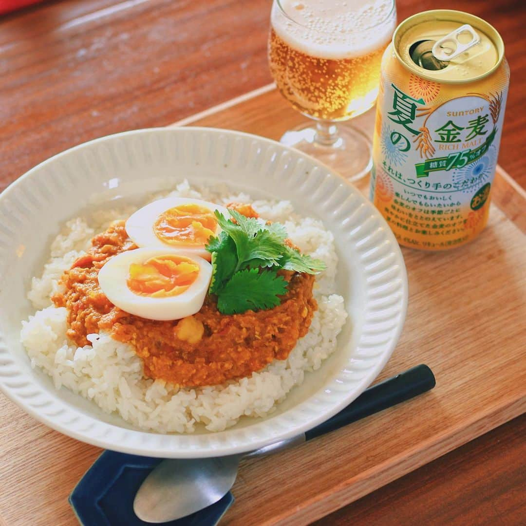 Kaori from Japanese Kitchenさんのインスタグラム写真 - (Kaori from Japanese KitchenInstagram)「栄養満点のセロリとひよこ豆のキーマカレー。 ・ こんばんは。 キーマカレーと金麦オフで晩酌タイム。 このキーマカレーは、少し前に 卓球の福原愛さんがTwitterで作っていて すごく美味しそうだなと思って真似してみました。 栄養満点かつとても美味しかったので また作ってみようと思います。 そんな栄養満点キーマと一緒に金麦オフを。 すっきりした味で、糖質75%なのが嬉しいです。 定期的に食事との相性チェックを行っているとのことで 日常の食事を想った味わいだなと改めて感じました。 ・ カレーに合う「あいあいカレー皿」キャンペーンも実施中です。 金麦だけでなくジャワカレーやこくまろカレーを買っても応募できます。 72点を集めたら好きなあいあいカレー皿が絶対にもらえるってすごいですよね。 私が今回使っている平渕皿ももらえます。カレーだけでなく、朝食用のワンプレートとしても重宝しています。ぜひご応募ください。 ごちそうさまでした。 ＊金麦アンバサダーとして活動しています＊ ・ 【おしながき】 セロリとひよこ豆のキーマカレー 金麦オフ ＊薬膳走り書きは今回おやすみします＊ ・ Good evening from Tokyo! Today's dinner: Keema curry w/ chickpea and chlery. ・ #金麦 #金麦のある食卓 #藍のある食卓 #おうちごはん #晩餐 #自炊 #夜ごはん #夕食 #晩酌 #うつわ #献立 #薬膳 #Japanesefood #カレー #curry #金麦オフ」6月26日 21時28分 - coco_kontasu