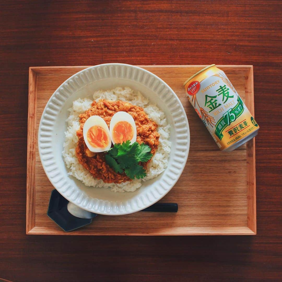 Kaori from Japanese Kitchenさんのインスタグラム写真 - (Kaori from Japanese KitchenInstagram)「栄養満点のセロリとひよこ豆のキーマカレー。 ・ こんばんは。 キーマカレーと金麦オフで晩酌タイム。 このキーマカレーは、少し前に 卓球の福原愛さんがTwitterで作っていて すごく美味しそうだなと思って真似してみました。 栄養満点かつとても美味しかったので また作ってみようと思います。 そんな栄養満点キーマと一緒に金麦オフを。 すっきりした味で、糖質75%なのが嬉しいです。 定期的に食事との相性チェックを行っているとのことで 日常の食事を想った味わいだなと改めて感じました。 ・ カレーに合う「あいあいカレー皿」キャンペーンも実施中です。 金麦だけでなくジャワカレーやこくまろカレーを買っても応募できます。 72点を集めたら好きなあいあいカレー皿が絶対にもらえるってすごいですよね。 私が今回使っている平渕皿ももらえます。カレーだけでなく、朝食用のワンプレートとしても重宝しています。ぜひご応募ください。 ごちそうさまでした。 ＊金麦アンバサダーとして活動しています＊ ・ 【おしながき】 セロリとひよこ豆のキーマカレー 金麦オフ ＊薬膳走り書きは今回おやすみします＊ ・ Good evening from Tokyo! Today's dinner: Keema curry w/ chickpea and chlery. ・ #金麦 #金麦のある食卓 #藍のある食卓 #おうちごはん #晩餐 #自炊 #夜ごはん #夕食 #晩酌 #うつわ #献立 #薬膳 #Japanesefood #カレー #curry #金麦オフ」6月26日 21時28分 - coco_kontasu