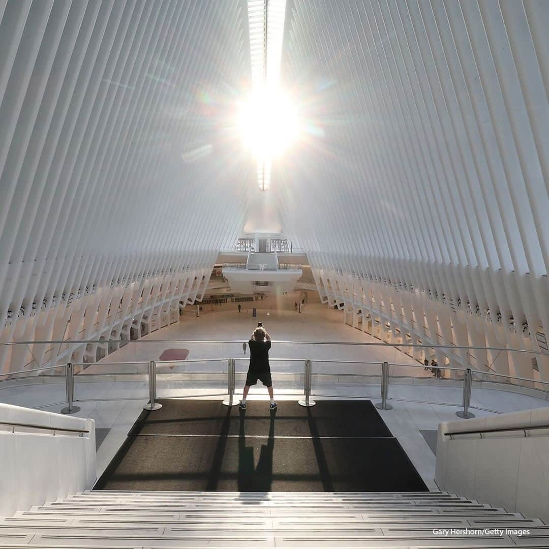 ABC Newsさんのインスタグラム写真 - (ABC NewsInstagram)「The setting sun reflects off One World Trade Center through the glass roof of the Oculus transit hub in New York City. #nyc  #oculusnyc #newyorkcity」6月26日 21時30分 - abcnews