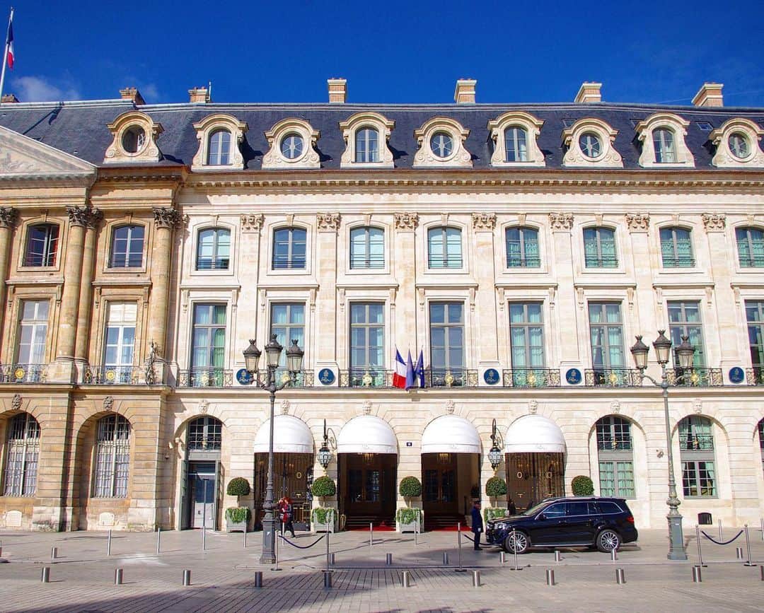 cieltripさんのインスタグラム写真 - (cieltripInstagram)「エッフェル塔が、昨日から観光客の受け入れを再開したそうですね。しばらくは、まだパリに行けないだろうけれど、でも嬉しいニュースでした！  パリに行ける日が待ち遠しいです。  #ritzparis #アフタヌーンティー #ホテル朝食 #ホテルランチ #ラグジュアリーホテル #スイートルーム #ホテルプール #シャネル #朝ごパン #女一人旅 #おひとりさま」6月26日 21時34分 - cieltrip