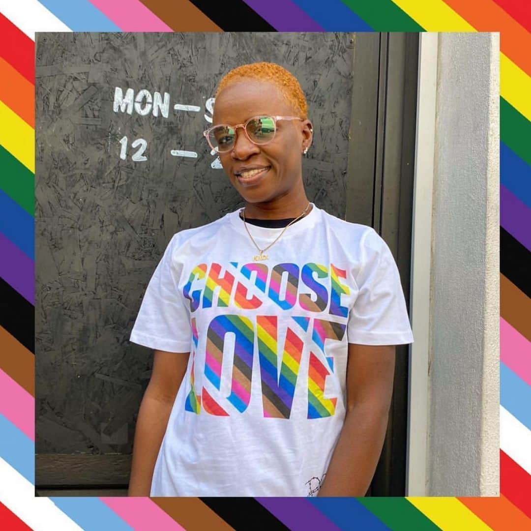 エリザ・カミングスのインスタグラム：「This weekend would have been London Pride 🌈 When you buy one of these new intersectional rainbow flag #chooselove tees, @chooselove grant their proceeds to grassroots organisations that support LGBTQIA+ refugees and displaced people in the UK, Greece, and on the US-Mexico border. These t-shirts, modelled by members of two of Choose Love's LGBTQIA+ partners @sayitloudclub and @africanrainbowfamily, are made by @teemillstore from 100% organic cotton, produced in a factory run on renewable energy, and they’re printed to order, to reduce waste. Visit the link in the @chooselove bio to get yours 🌈」