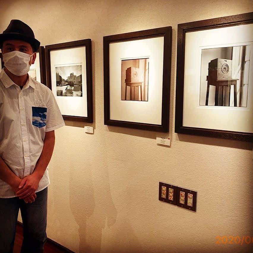 石井正則さんのインスタグラム写真 - (石井正則Instagram)「稲垣徳文さん写真展 「ROOTS アジェとニエプスを辿る旅」  お邪魔しました❗️ 鶏卵紙と銀塩のプリントを見比べることができる稀有な展示です👍  明日までですので、皆さまぜひに❗️ http://www.gallery-bauhaus.com/200220_inagaki.html  #稲垣徳文 #galleryBauhaus #鶏卵紙 #アルビューメンプリント  #ゼラチンシルバープリント」6月26日 21時37分 - masanori_ishii_filmcamera