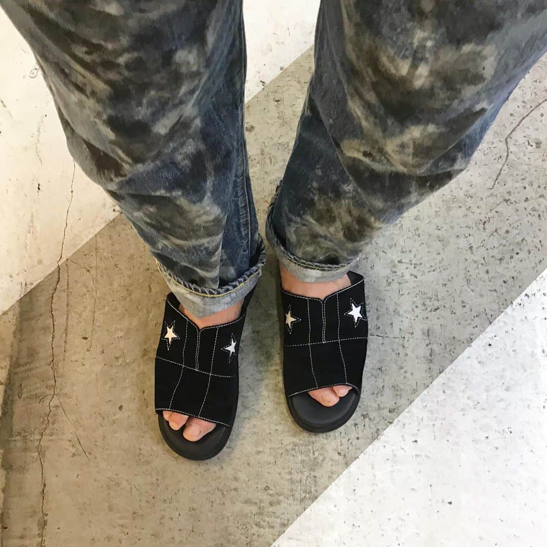 宇野薫のインスタグラム：「UNO☆KICKS  ONE STAR® SANDAL (ワンスター サンダル）  #unokicks #caoluno #converse  #onestarsandal #levis #levis501  #levis501bige #コンバース #ワンスターサンダル #リーバイス #リーバイス501 #ビックE #宇野薫」