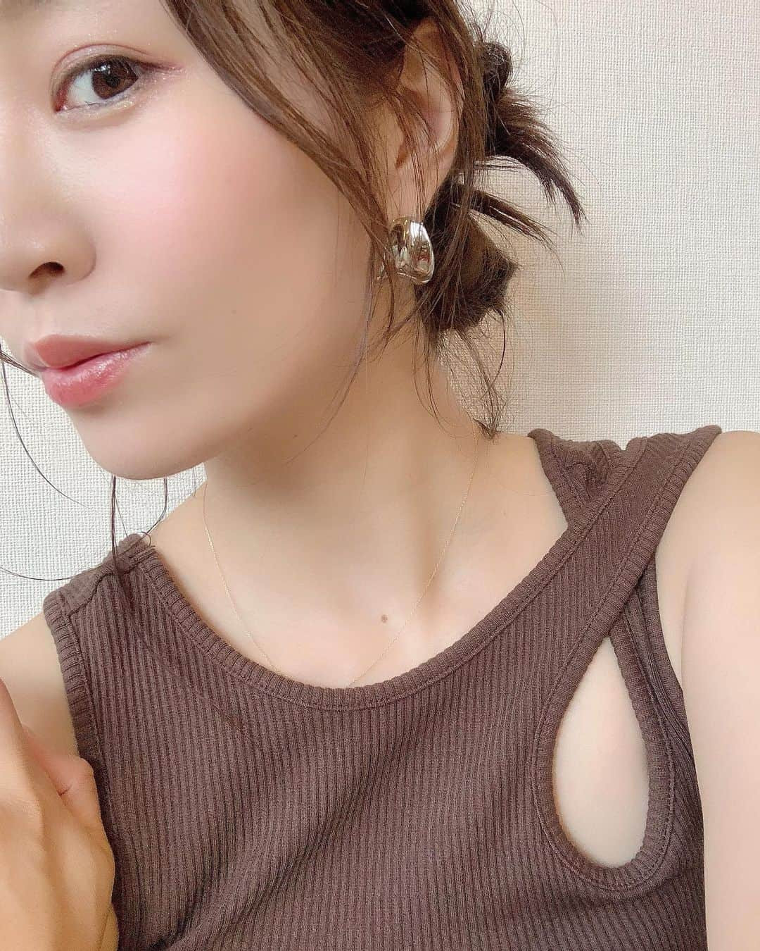 鈴木優美 さんのインスタグラム写真 - (鈴木優美 Instagram)「華金ーーーー なんて言っていられないですが、週末ですね🤎 午前中久しぶりに @yono_dental へ行ってきたので、すっきり！ そして順調♪ 早くニカっと笑いたい〜 . . tops,shirt,pants @grl_official #grl #グレイル  sandals @teva #teva #テバ  bag @vasic_newyork #vasic #ヴァジック @stateofescape #stateofescape #ステートオブエスケープ . . DMでお洋服の質問もらっていたので、母に撮ってもらいました！ 今日はgreen×brownで💚 #スワイプしてね  変形タンクにシアーシャツ、お気に入りの組み合わせ！ パンツも合わせて5000円くらいなのもビックリですよね？🥺 . . . . . #プチプラコーデ #ママコーデ #ママコーディネート #ママコーデプチプラ #プチプラ #プチプラファッション #ママファッション #高見えコーデ #シアーシャツ #ママガール #ママリ #ママリファッション #ママライフ #新米ママ #2児ママ #mama #mamagirl #mamari #mamalife」6月26日 21時52分 - yumi_kakiuchi