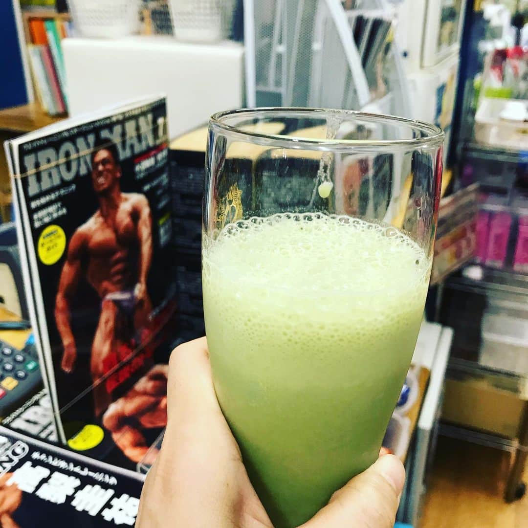 間々田佳子のインスタグラム：「最近自分が何を目指しているのか 分からなくなっている…笑笑 人生は面白い  #今を生きる #お腹が空いた #エラスプロテイン #サンプレイ」
