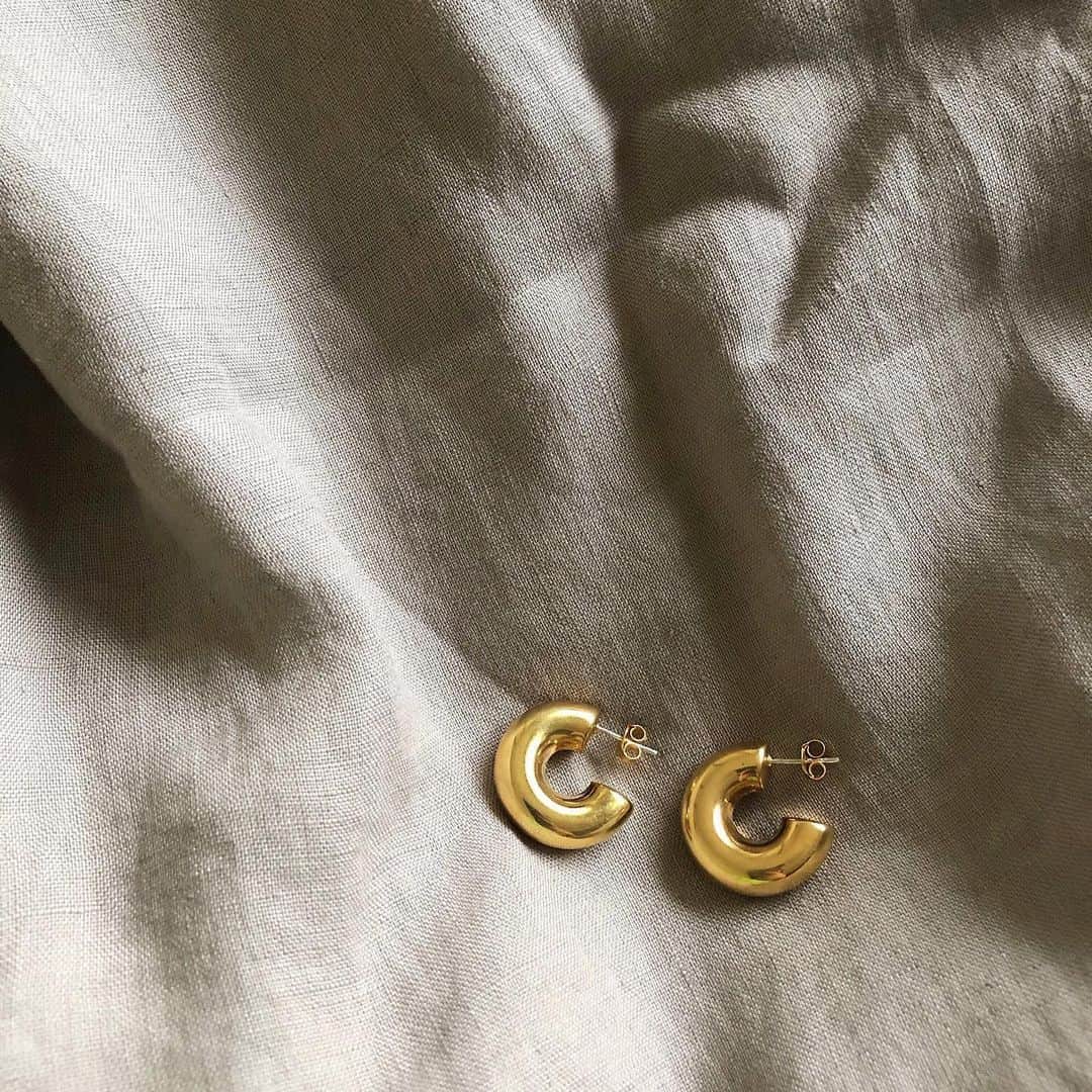 のインスタグラム：「久々 @lifes_store 代官山店でお買い物🍋﻿ ﻿ ぷっくり、やや大きめが存在感あるのに軽くって🙆🏼‍♀️🌈﻿ ﻿ #pierced #pierce #earrings #earring #accessory #accessories #gold」