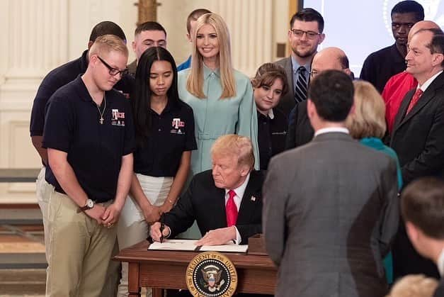 イヴァンカ・トランプさんのインスタグラム写真 - (イヴァンカ・トランプInstagram)「@realdonaldtrump is a champion for America’s workers.‬ ‪Today he’ll sign an EO directing the US Government to hire on the basis of skills + knowledge rather than simply degree requirements.‬ ‪  President Trump built the most inclusive economy once and will do it again.‬ [📷 taken at the launch of our #PledgetoAmericasWorkers two years ago.] ‪  https://apnews.com/da3c08790765a57a4dc6a258d252acef‬」6月26日 21時55分 - ivankatrump